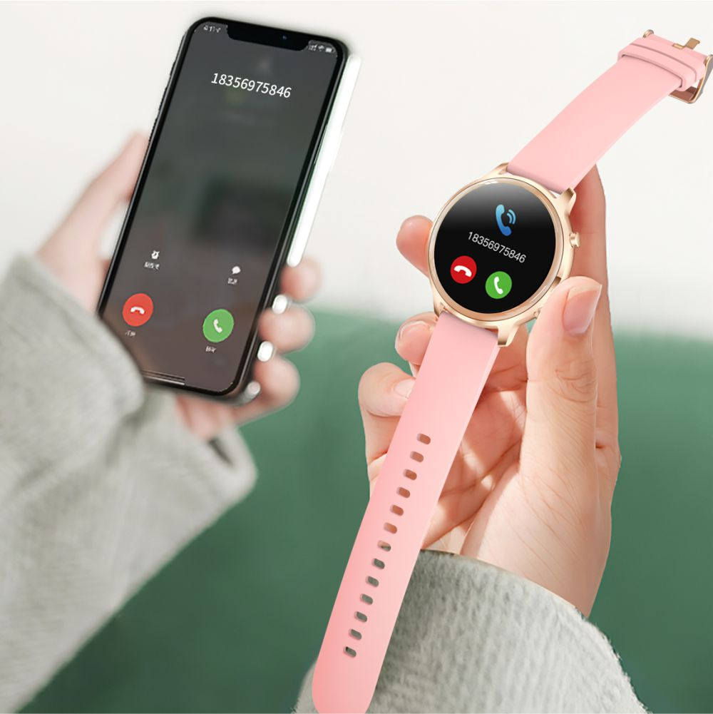 Osoba trzymająca smartfona i różowy smartwatch. Telefon wyświetla połączenie.