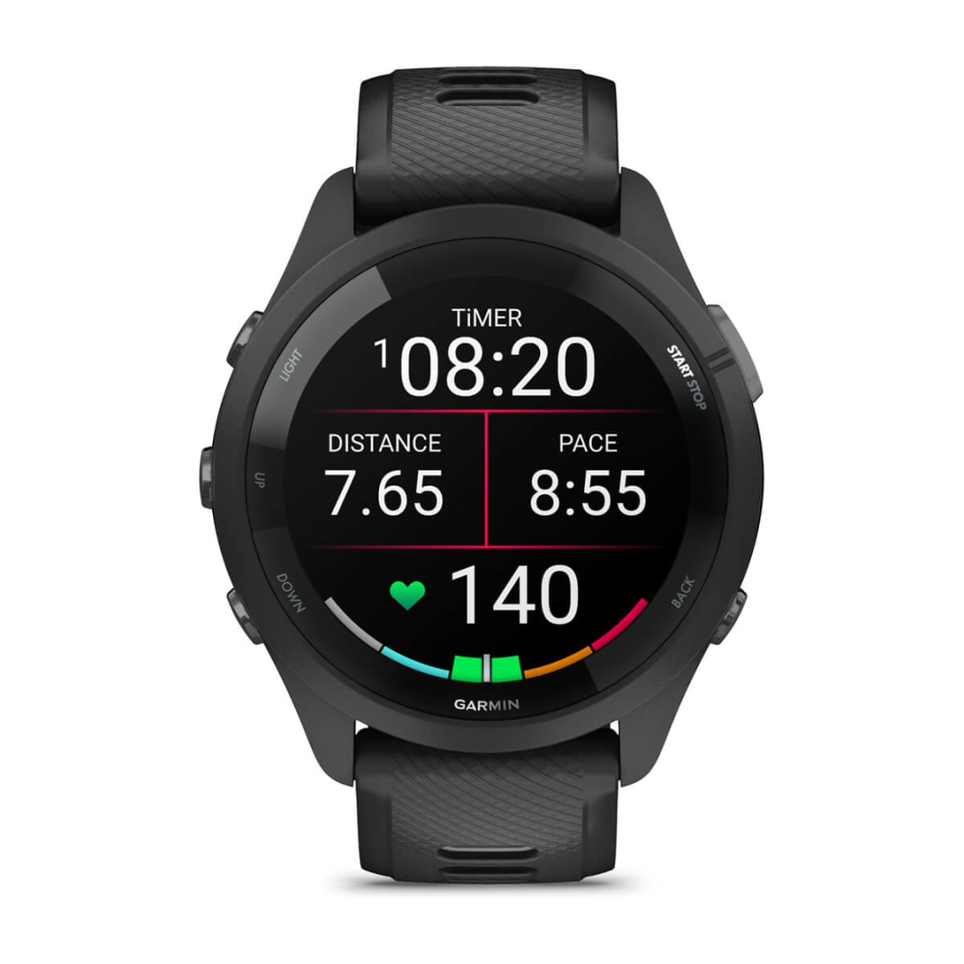 Uno smartwatch Garmin nero che mostra dati di timer, distanza e passo con un'icona del battito cardiaco verde sullo schermo.