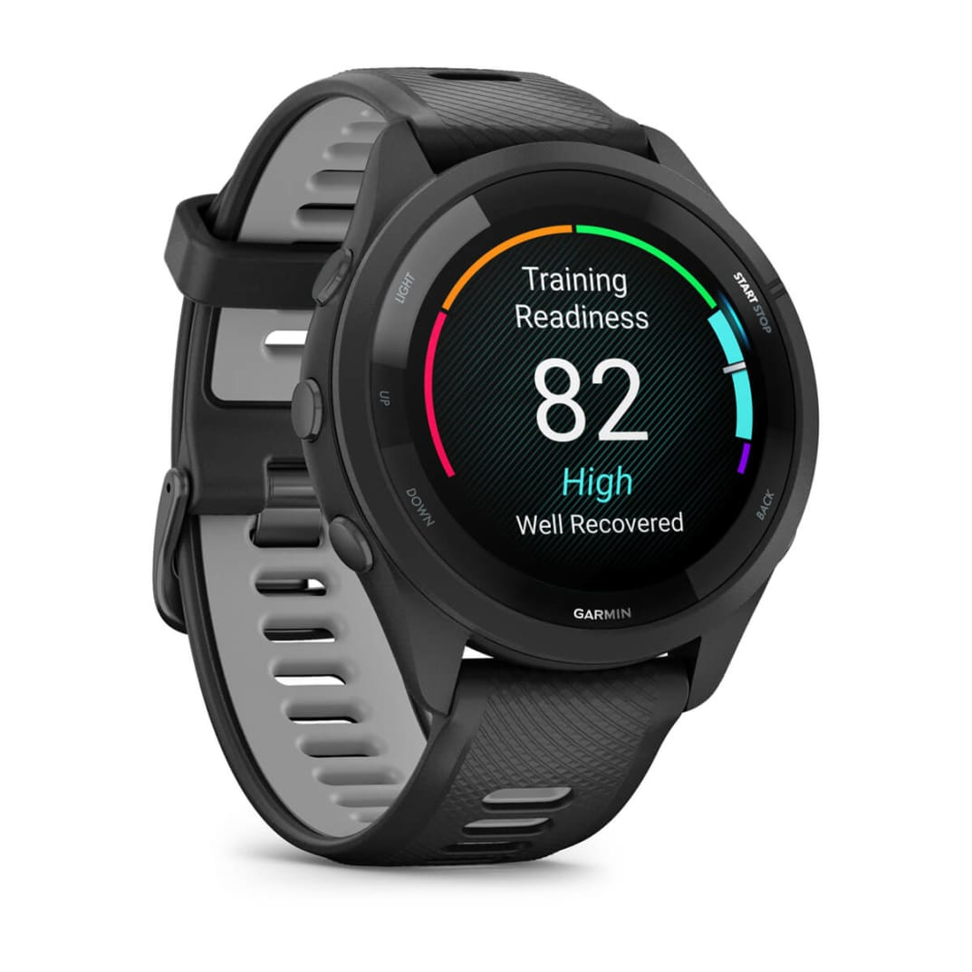 Smartwatch Garmin nero con dati di fitness, su sfondo bianco.