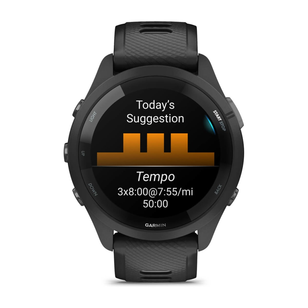 Smartwatch Garmin nero che mostra 'Suggerimento odierno' e un grafico di allenamento del ritmo, con dettagli su tempo e passo.