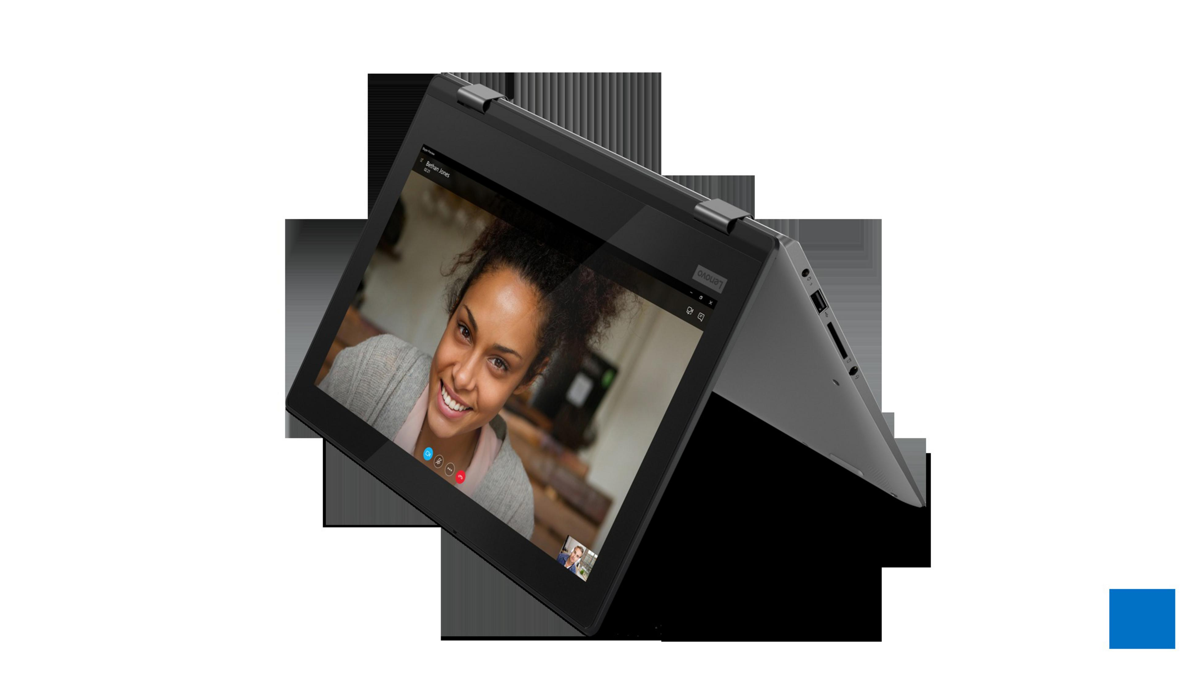 Ein Laptop-Bildschirm, der einen Videoanruf mit einer lächelnden Frau zeigt. Der Laptop ist teilweise geöffnet.