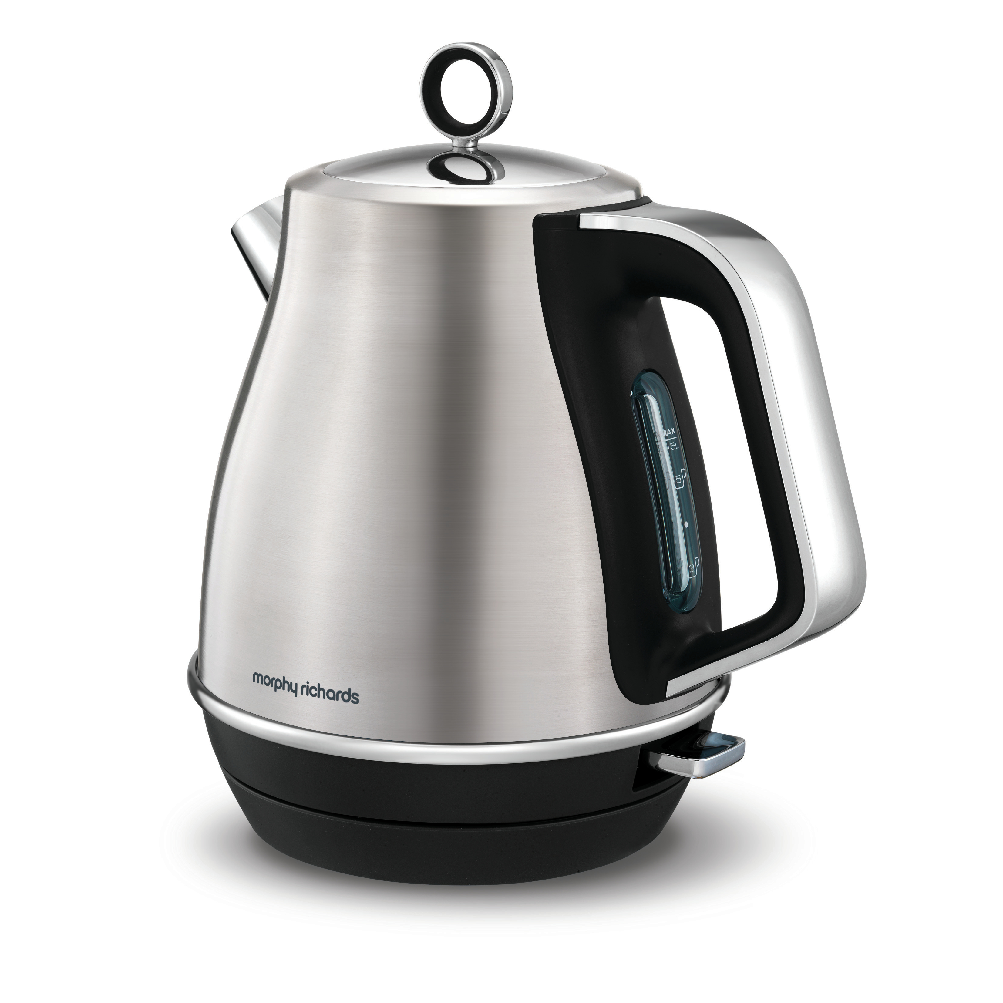 Czajnik ze stali nierdzewnej z czarną podstawą i uchwytem na białym tle.