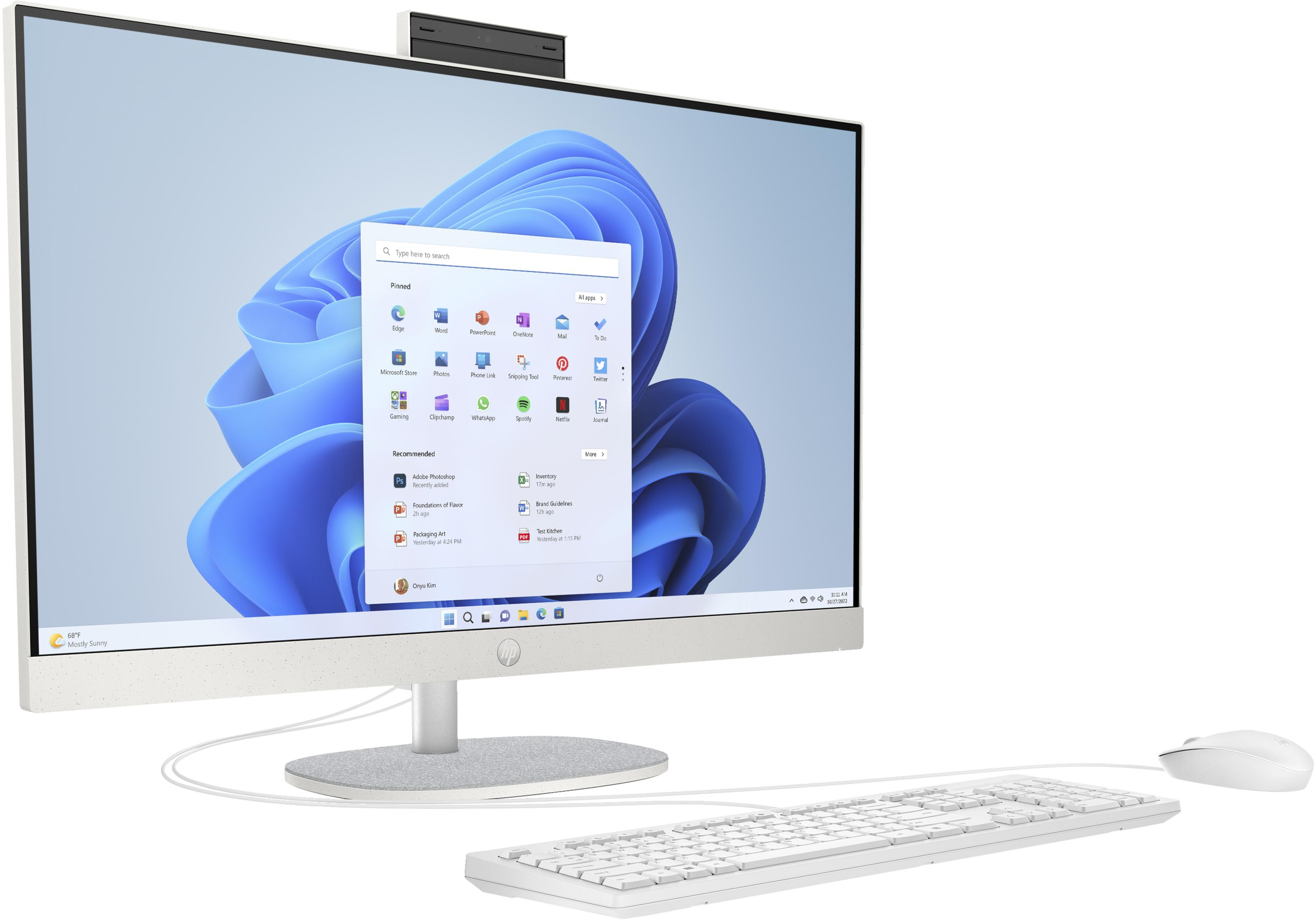 Weißer HP All-in-One-Computer mit einem Display, das die Windows 11-Oberfläche, Tastatur, Maus und Webcam zeigt.