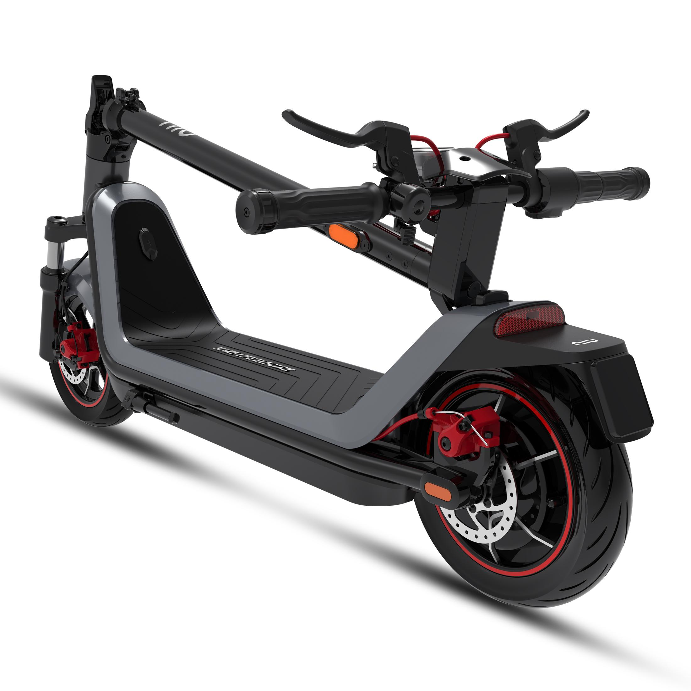 Czarno-szara hulajnoga elektryczna z czerwonymi akcentami. Białe tło.