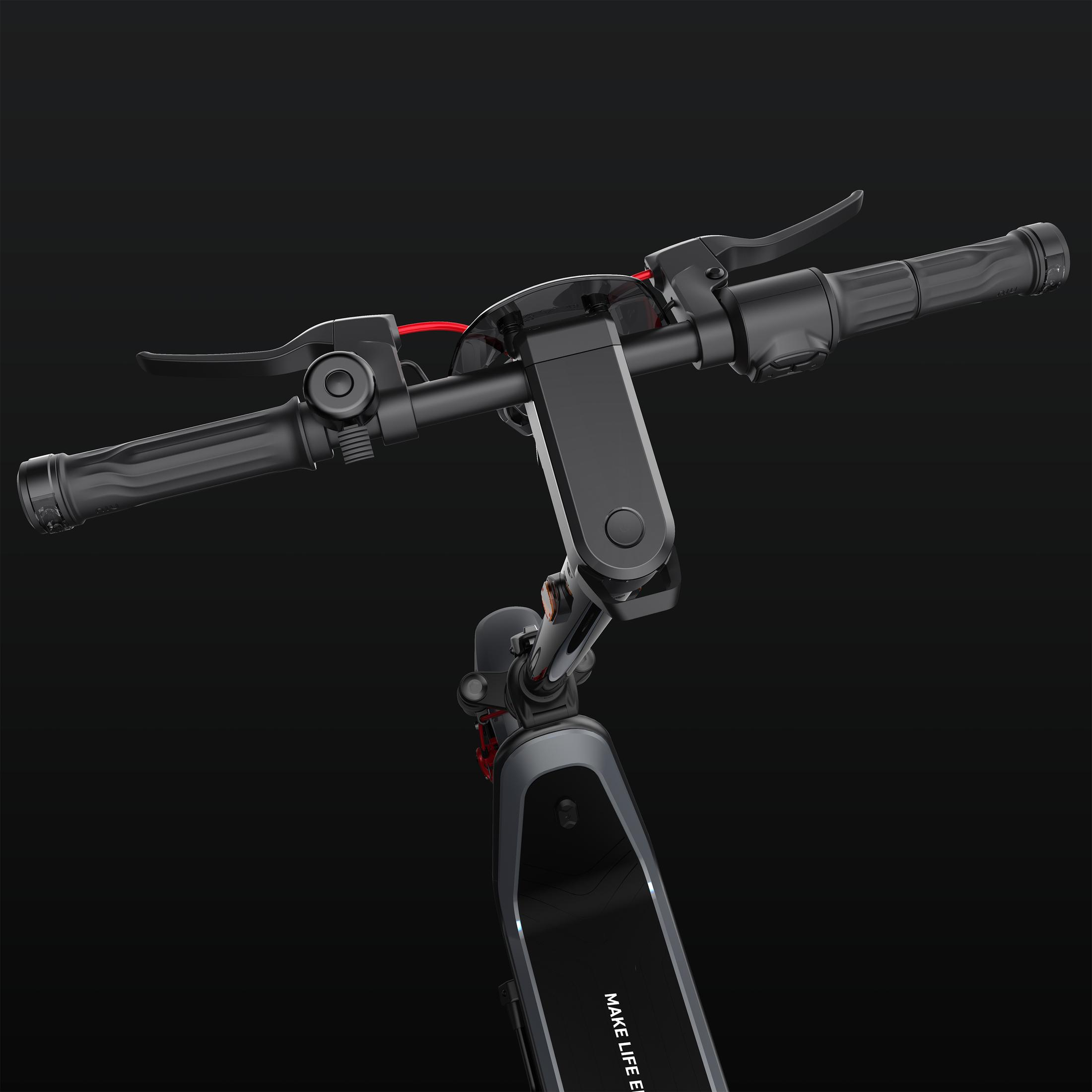 Zbliżenie na kierownicę hulajnogi elektrycznej. Czarna z czerwonymi akcentami, dzwonek.