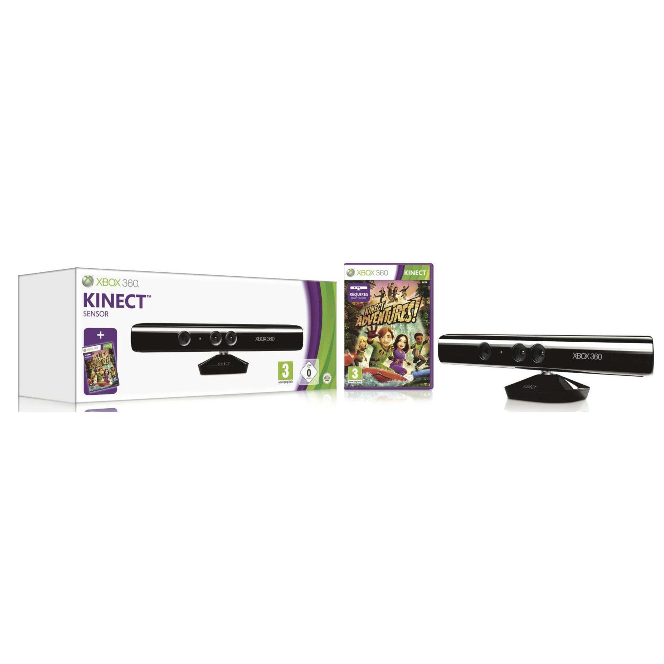 Xbox 360 Kinect-Sensor und eine Spielverpackung. Weißer Hintergrund.