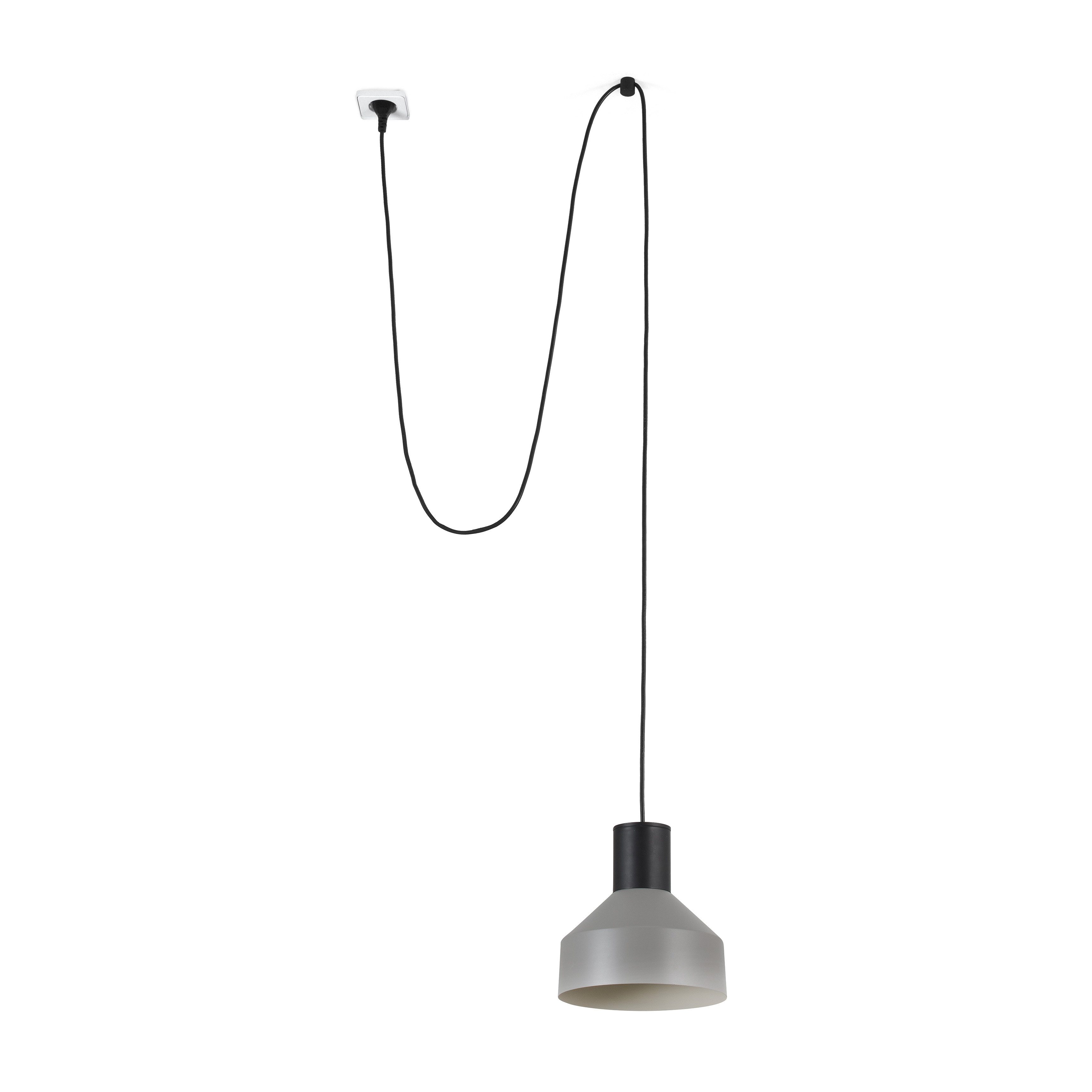Lampada a sospensione con paralume grigio e cavo nero, collegata a un supporto a soffitto bianco, sfondo bianco.