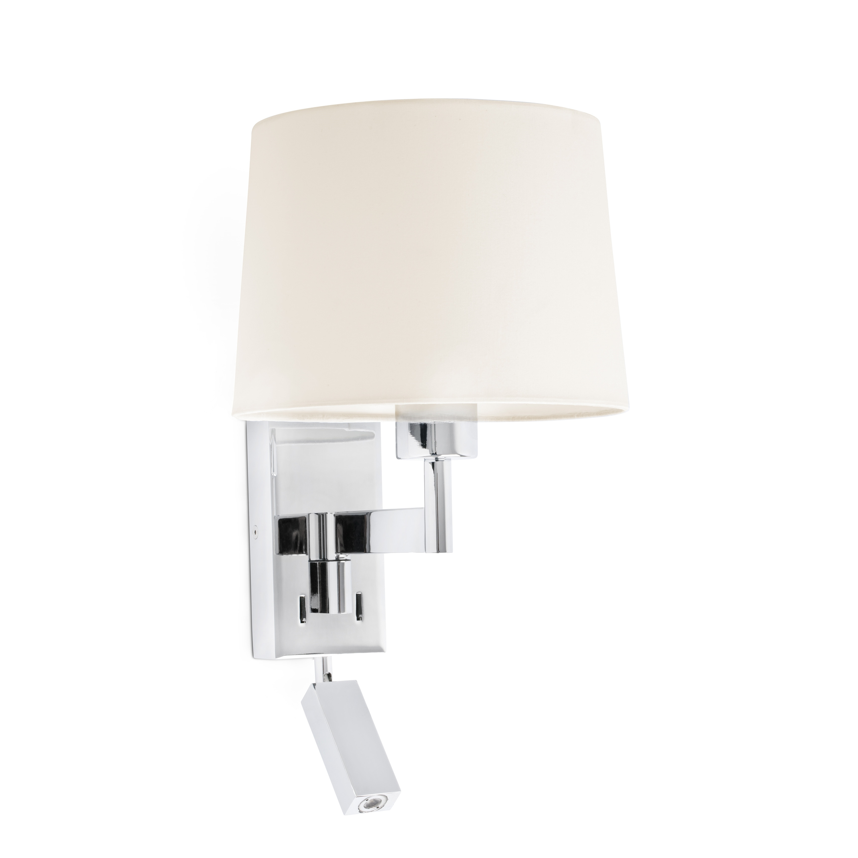Lampada da parete cromata con paralume bianco su sfondo bianco.