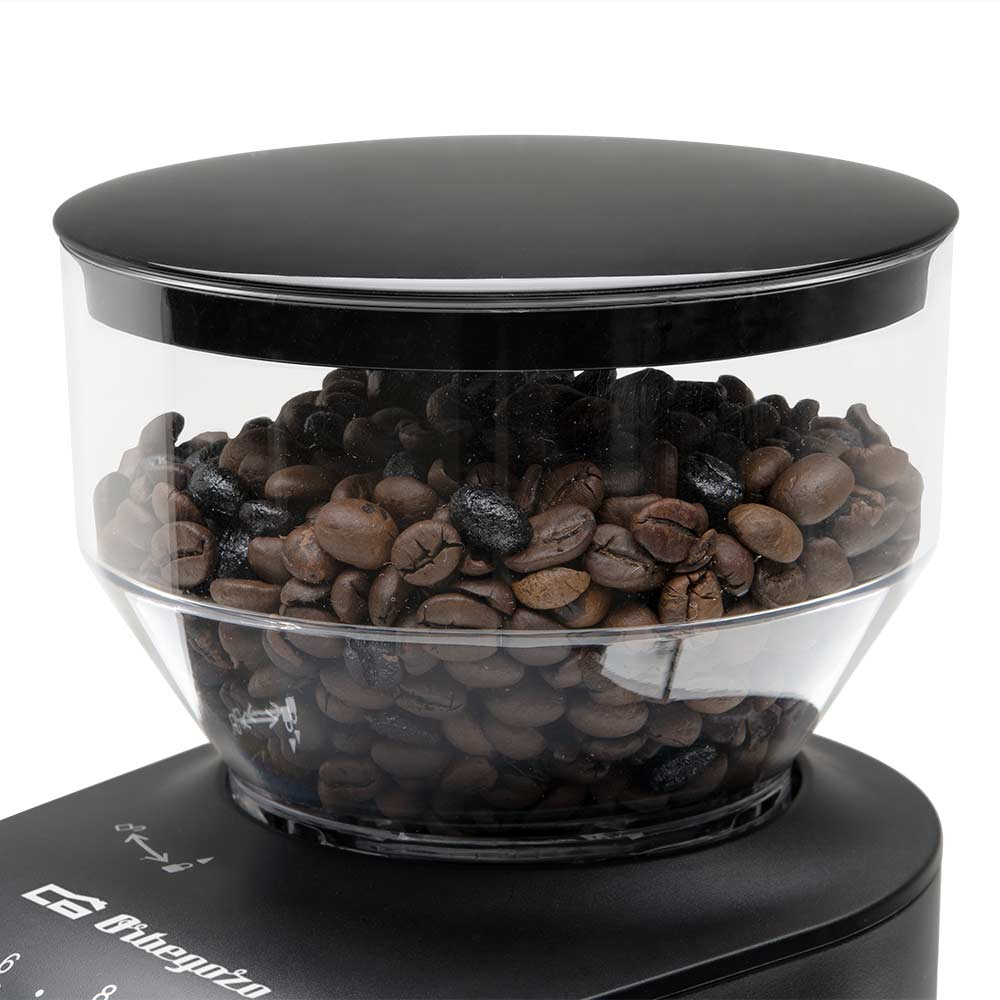Ziarna kawy w przezroczystym pojemniku z czarną pokrywą.