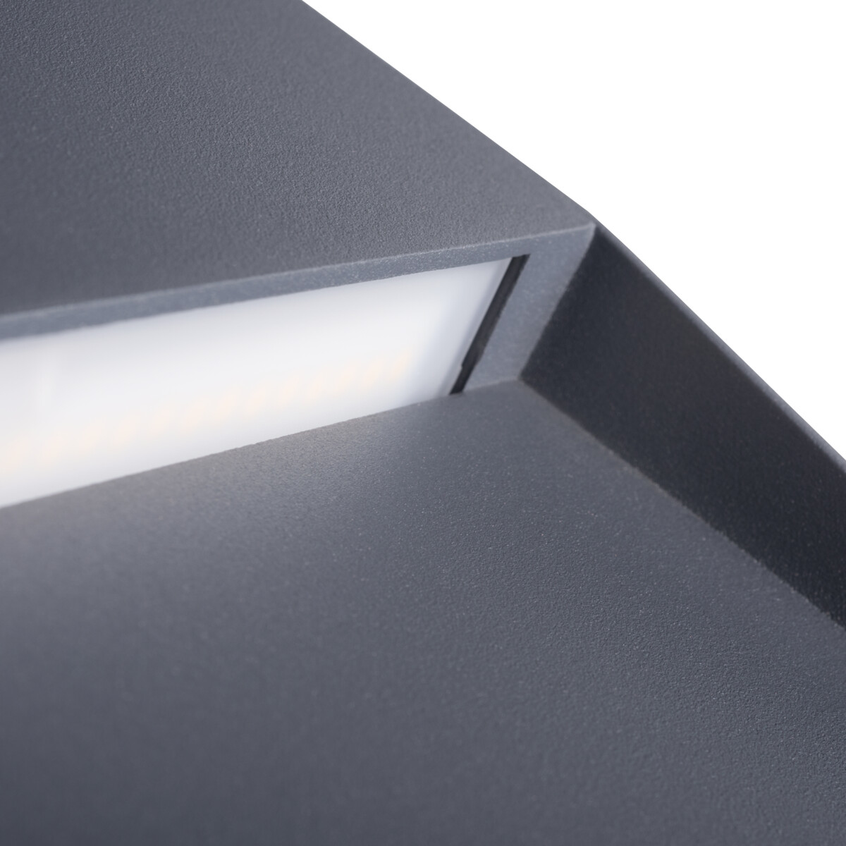 Primer plano de una superficie gris con luz LED blanca. La superficie tiene un acabado texturizado.