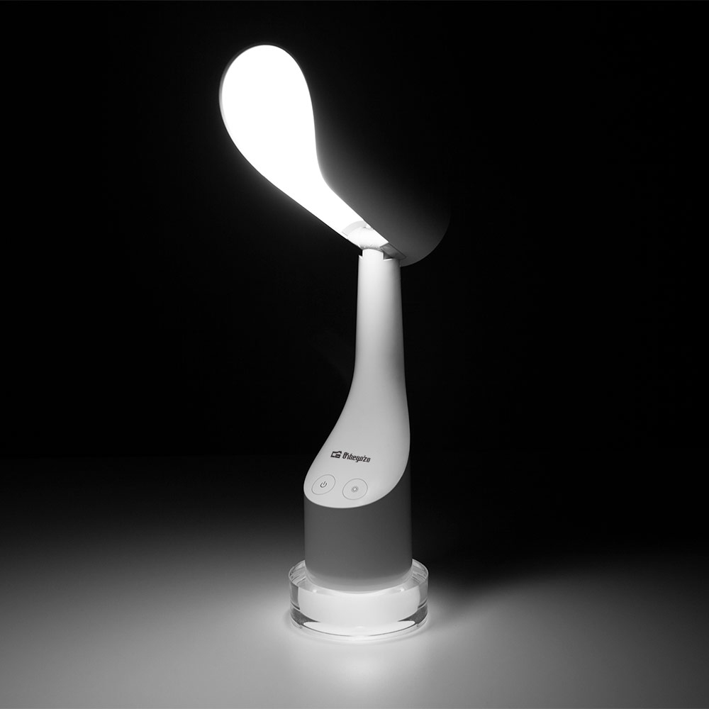 Lámpara blanca con diseño curvo, que emite luz brillante contra un fondo oscuro.