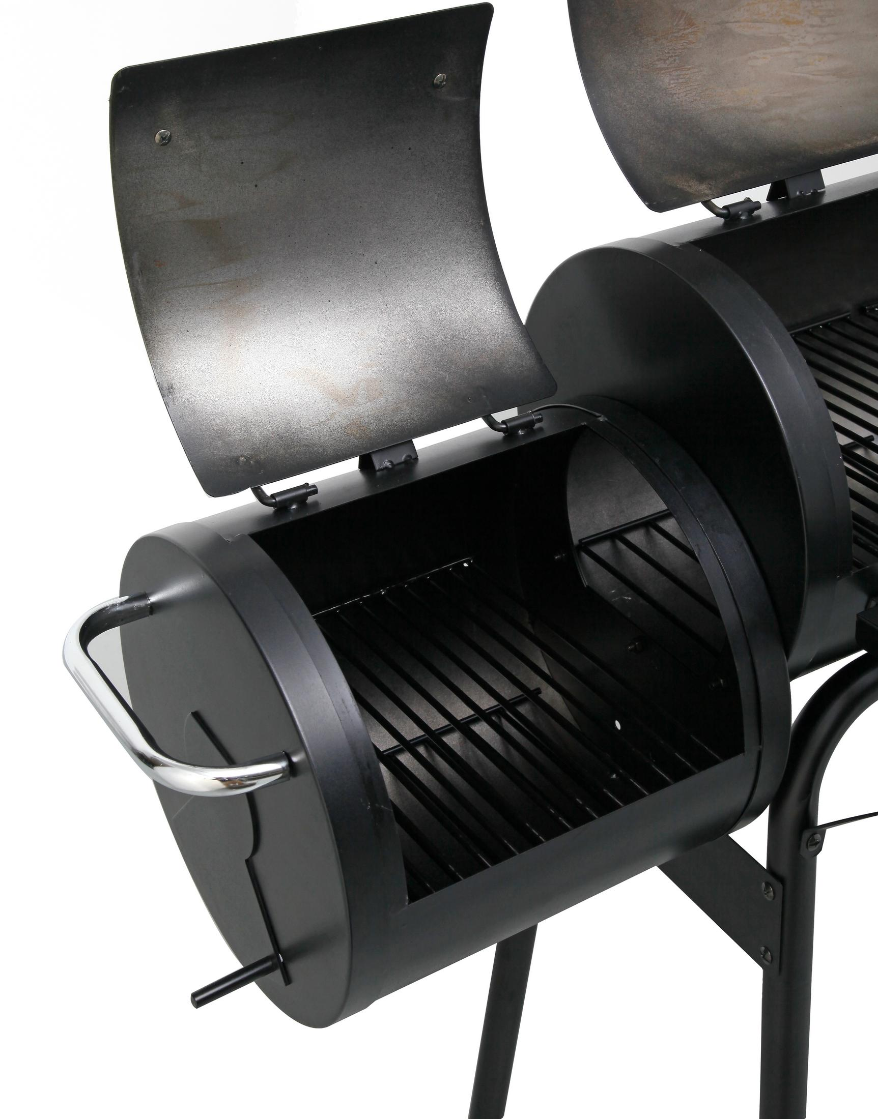 Schwarzer Smoker-Grill mit offenen Deckeln. Er hat einen Edelstahlgriff und weißen Hintergrund.