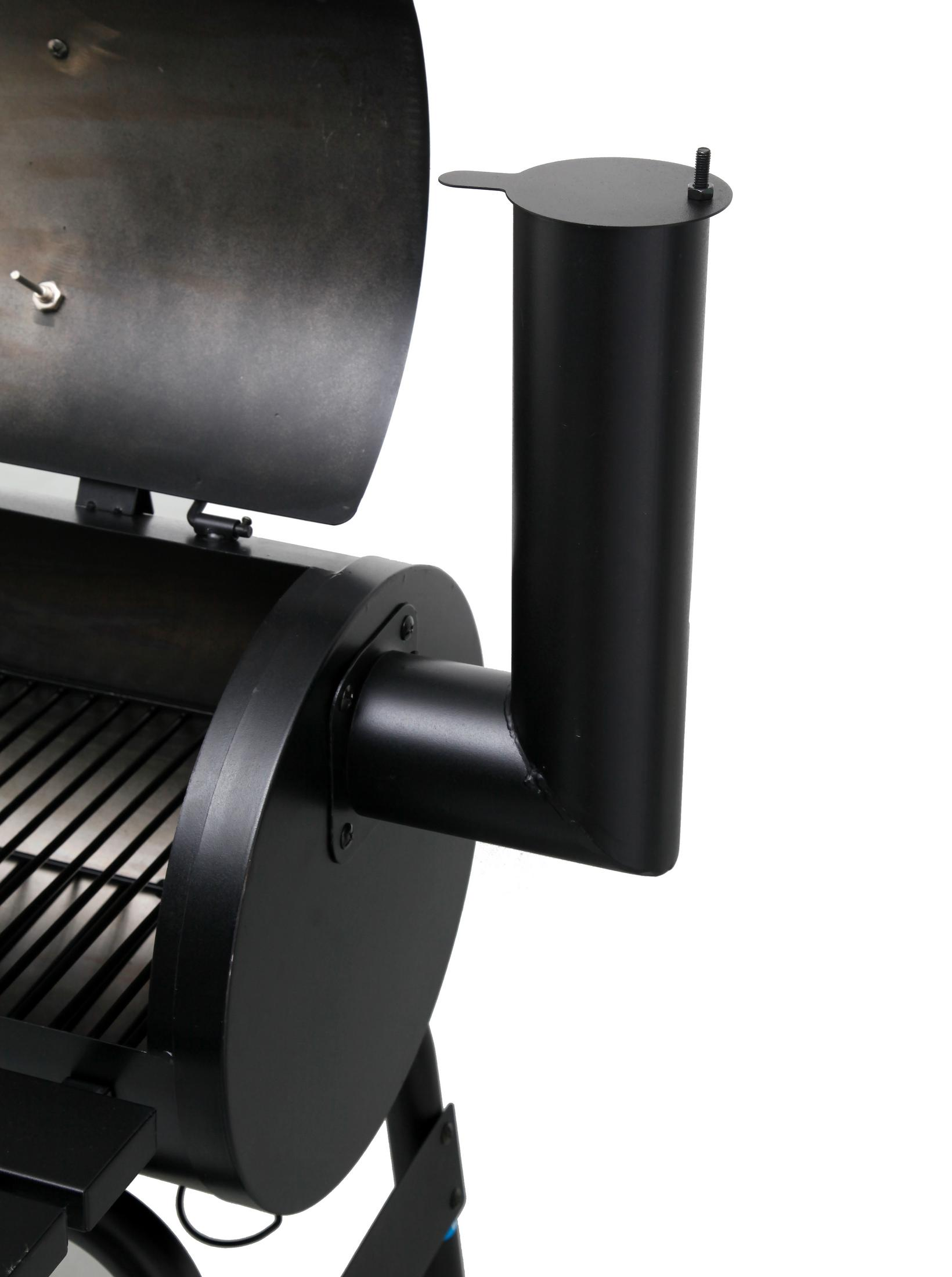 Schwarzer Smoker-Grill mit offenem Deckel und Schornstein. Weißer Hintergrund.