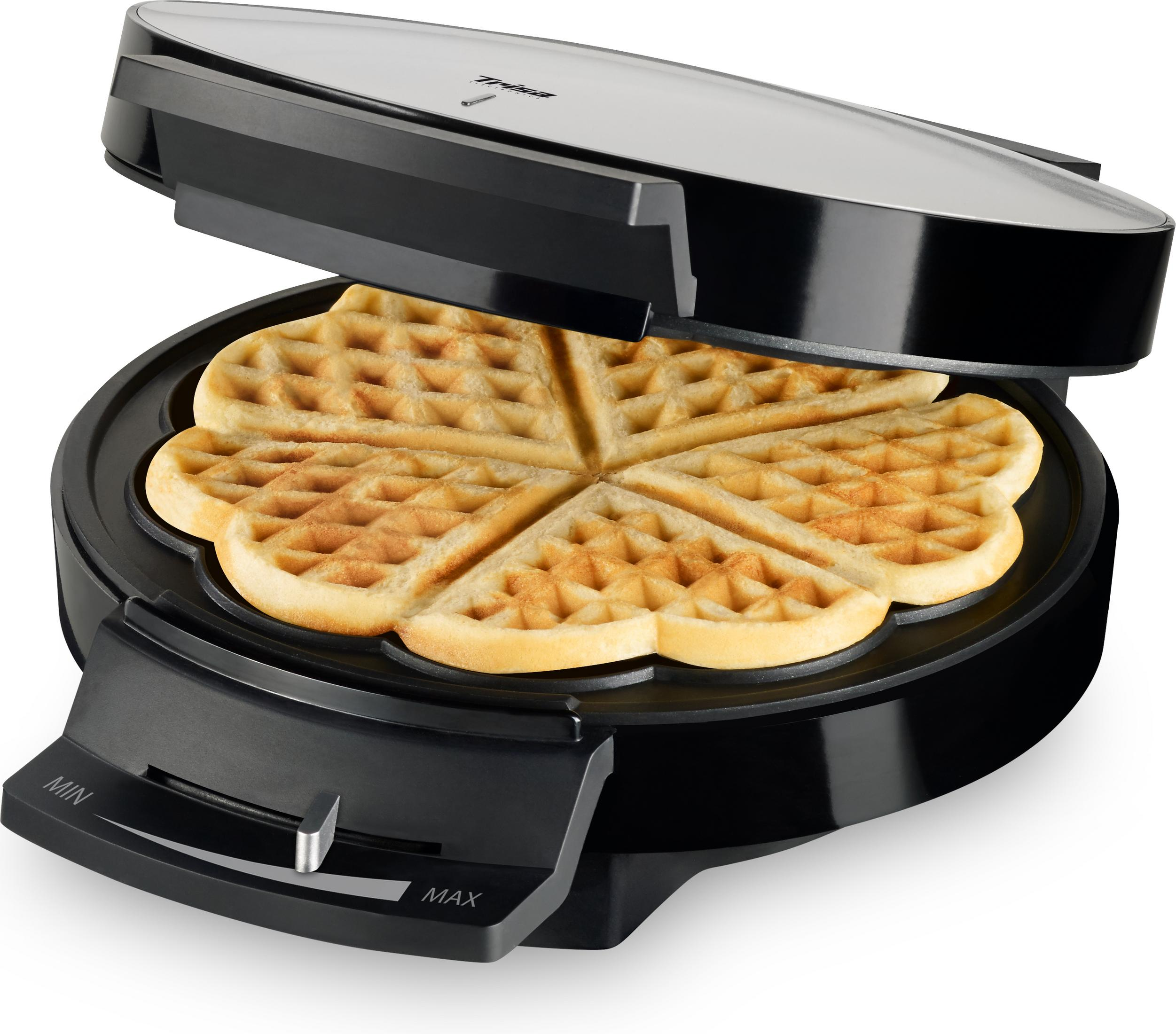 Waffeleisen mit gebackener Waffel. Schwarze Maschine, offener Deckel. Weißer Hintergrund.