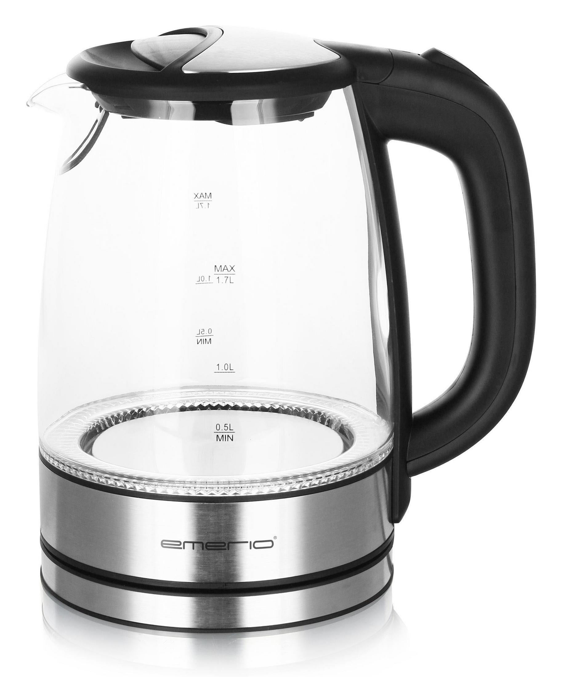 Bollitore elettrico in vetro trasparente con acqua. Manico nero, base argentata, sfondo bianco.