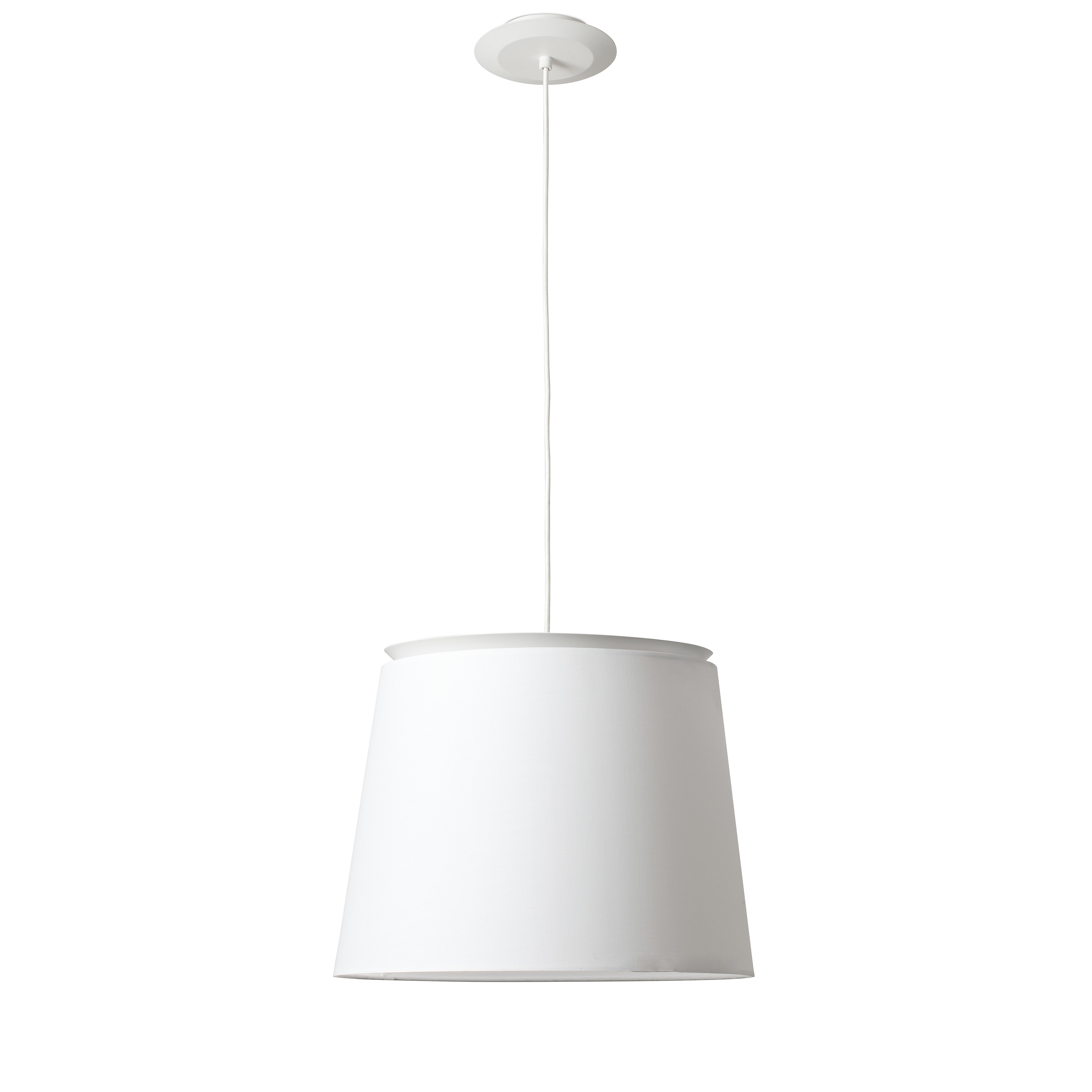 Lampada a sospensione bianca con paralume conico, sospesa dal soffitto bianco.