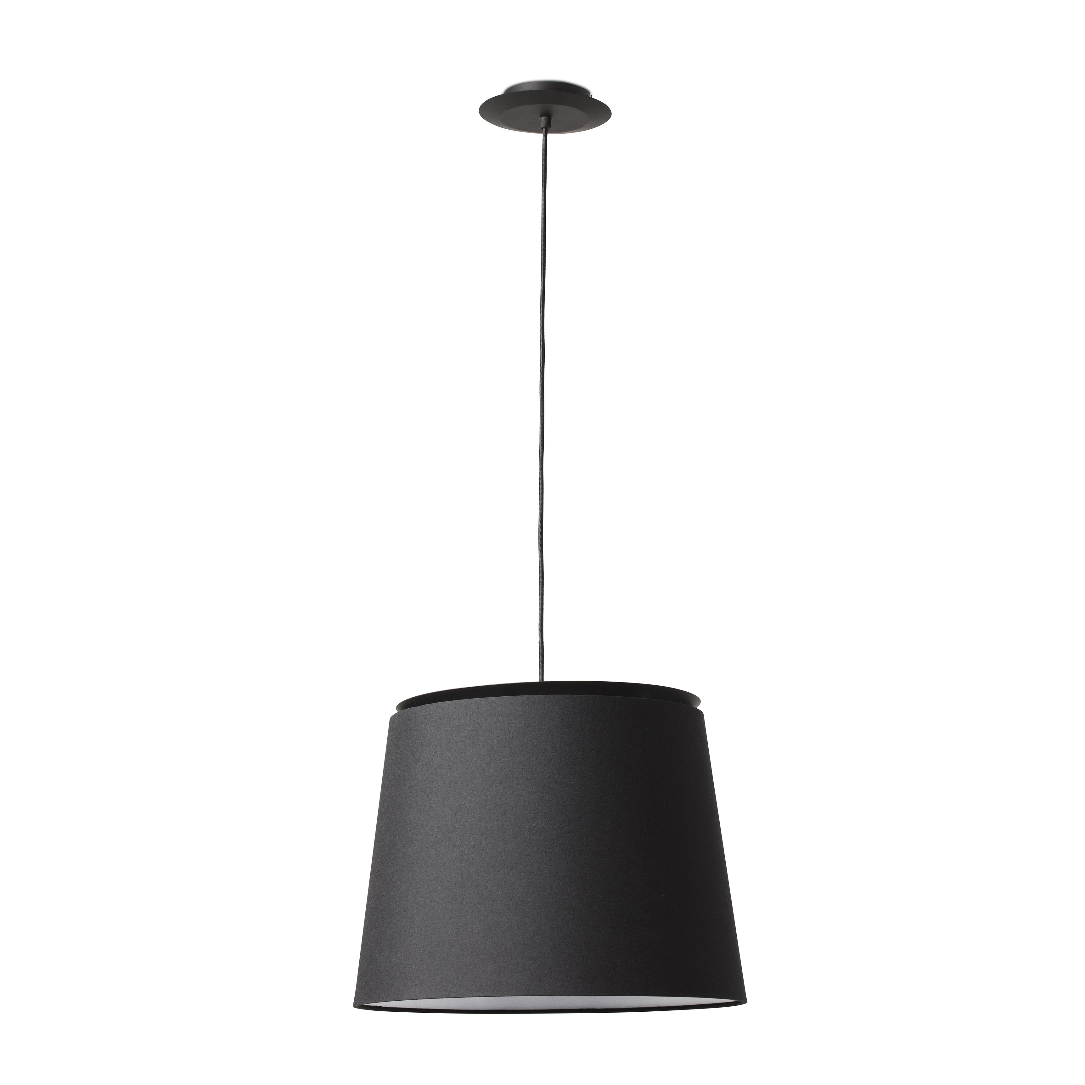 Lampada a sospensione nera con paralume conico, appesa al soffitto bianco.