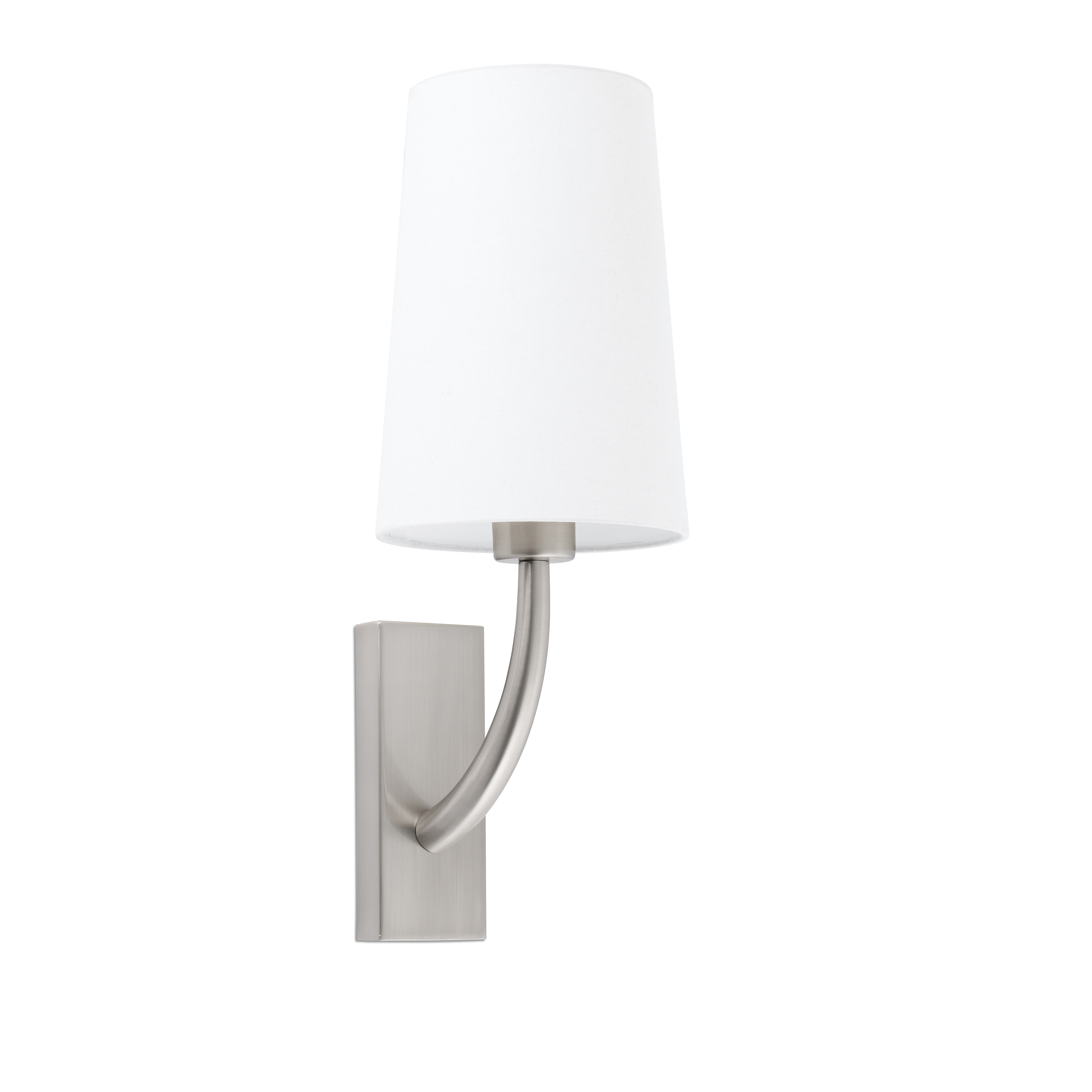 Lampada da parete con paralume bianco e braccio argentato curvo, sfondo bianco.
