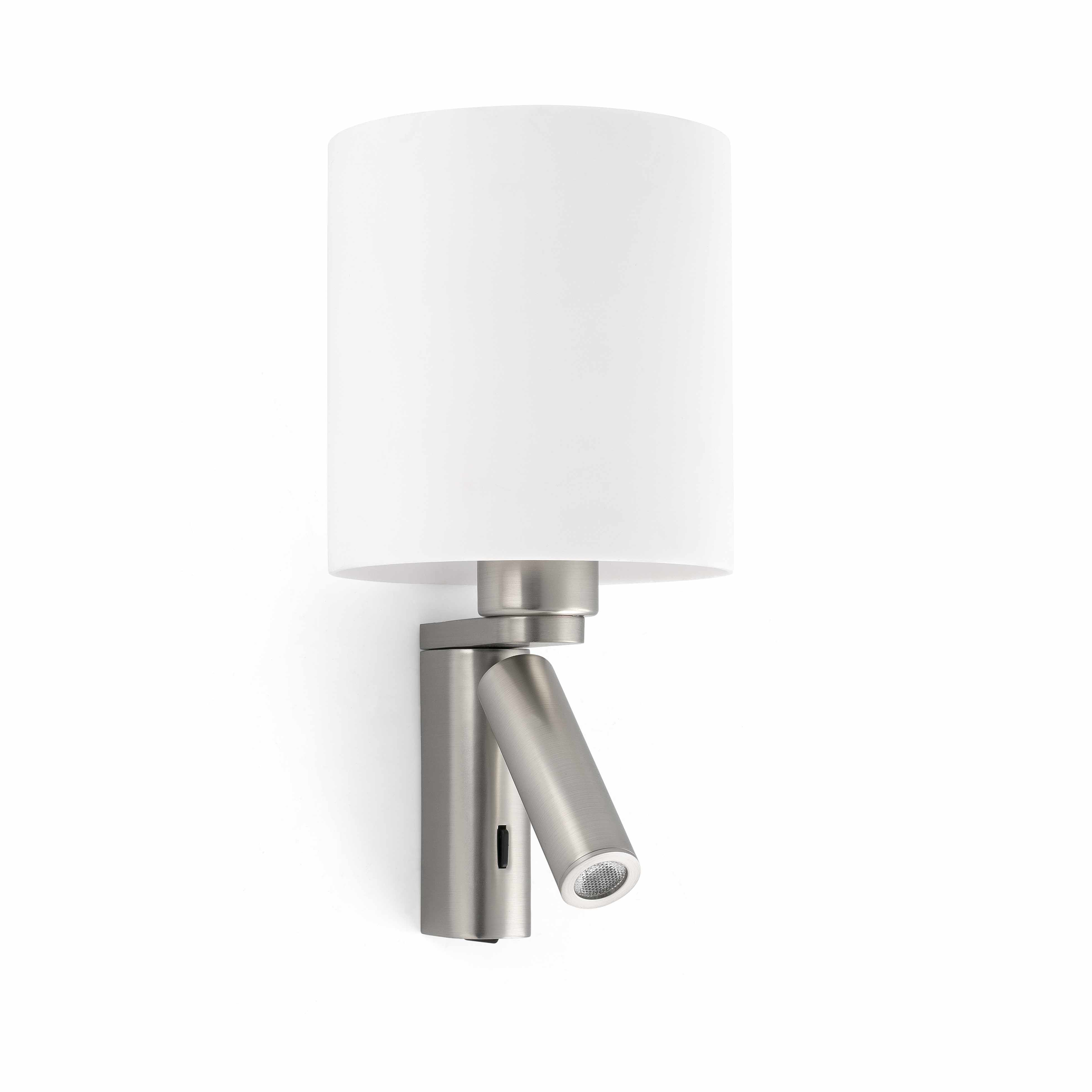 Una lampada da parete moderna con paralume bianco e braccio argentato.