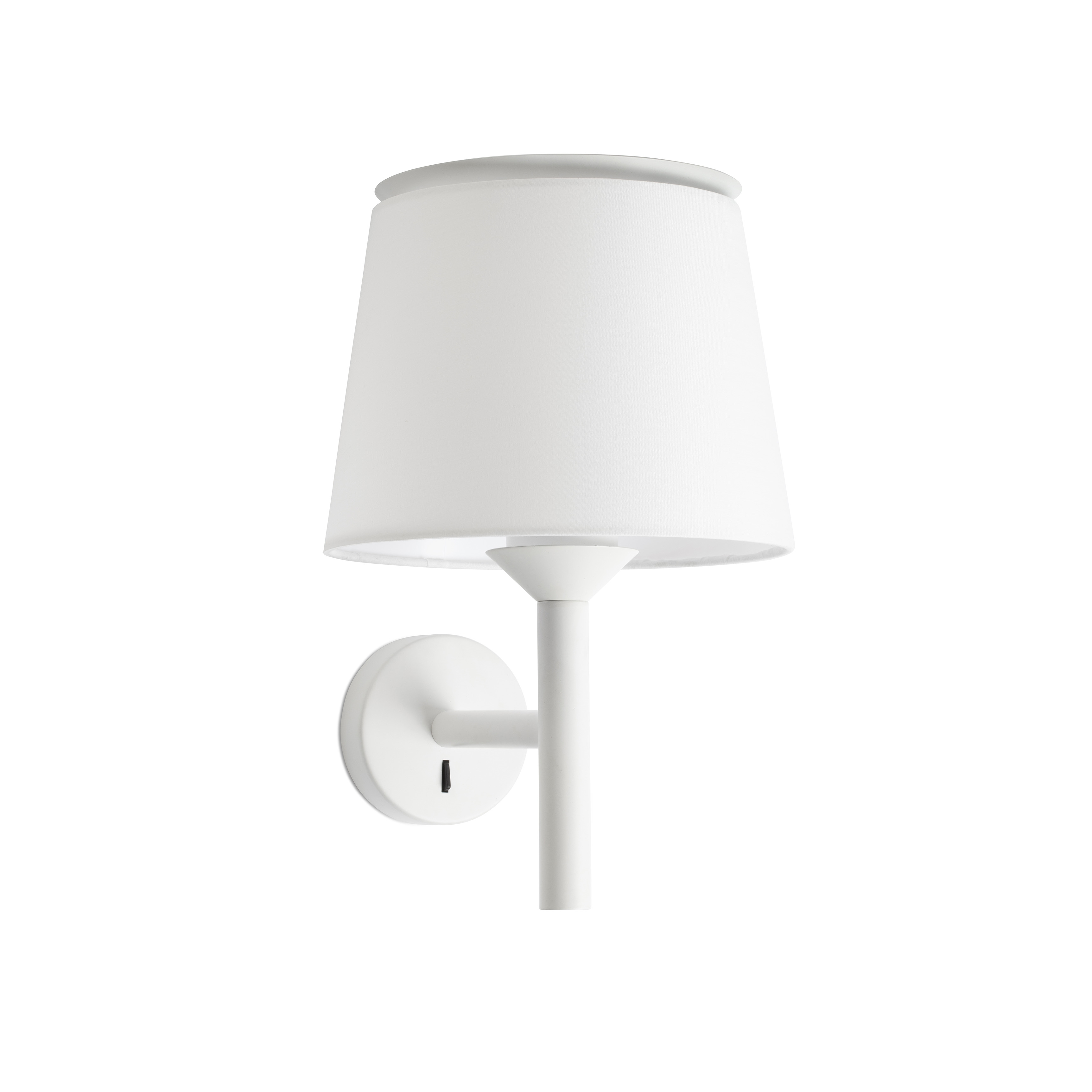 Lampada da parete bianca con paralume e braccio bianchi. Installata su un muro bianco.