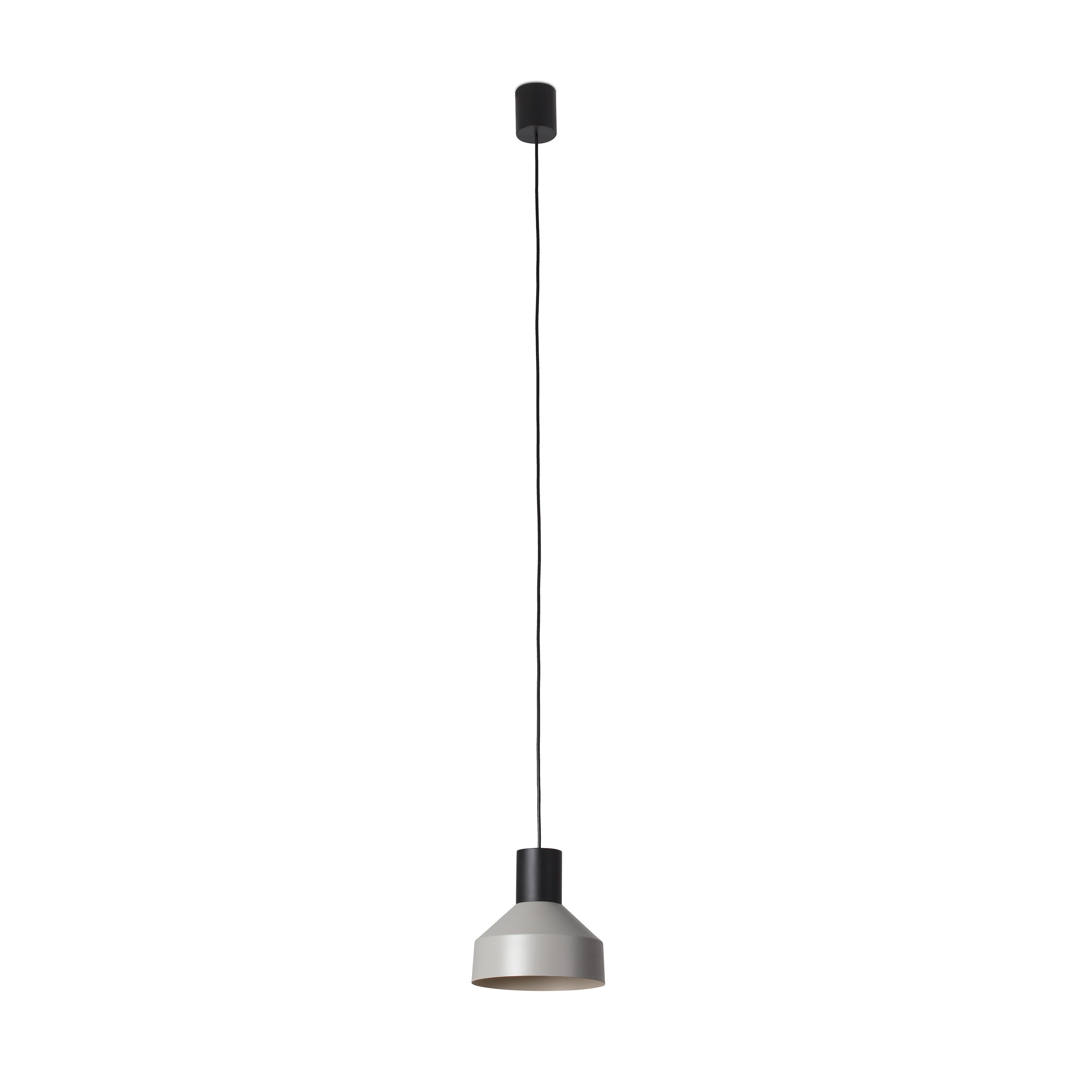Una lampada a sospensione nera e grigia pende dal soffitto, su sfondo bianco.