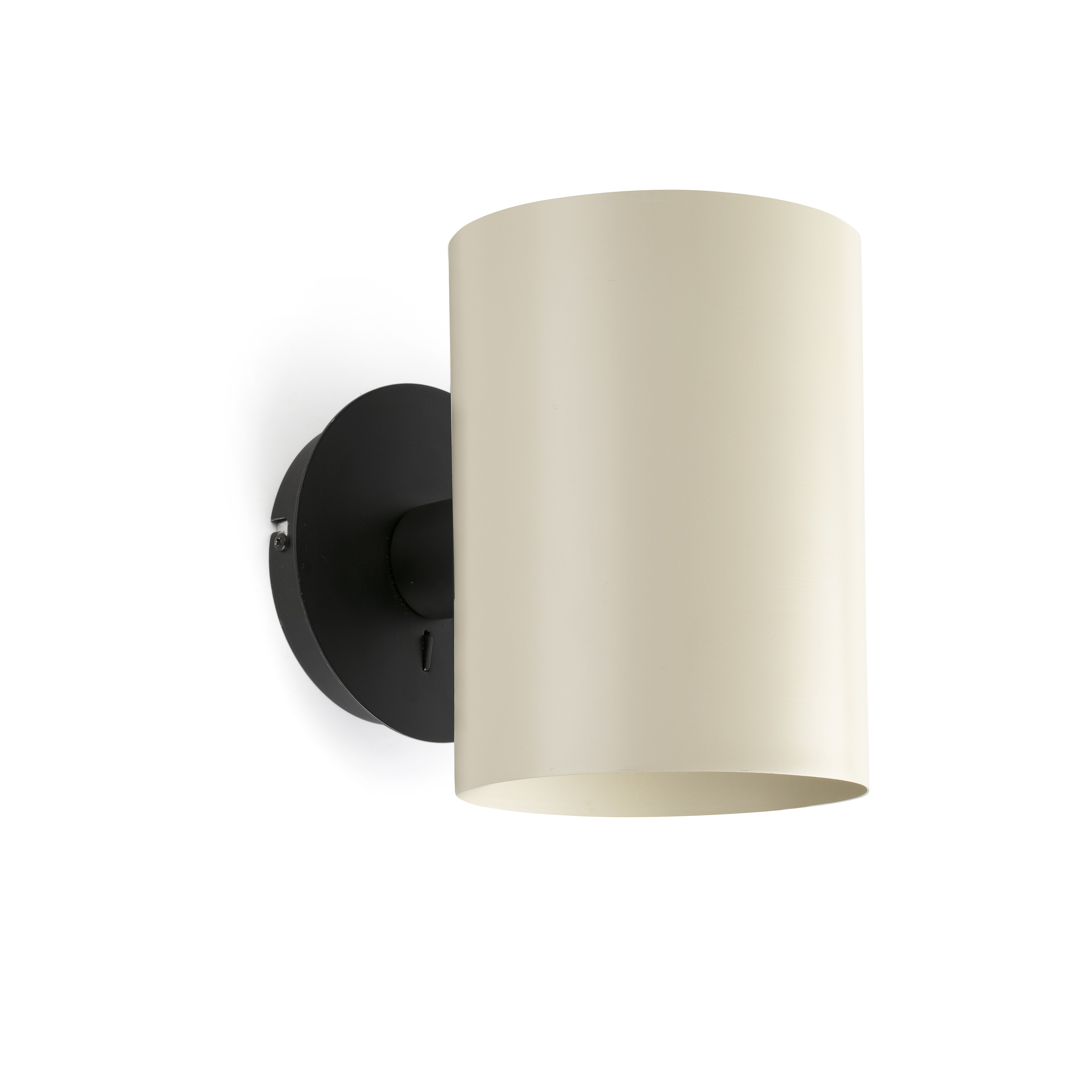 Una lampada da parete cilindrica con base nera e paralume color crema. Sfondo bianco.