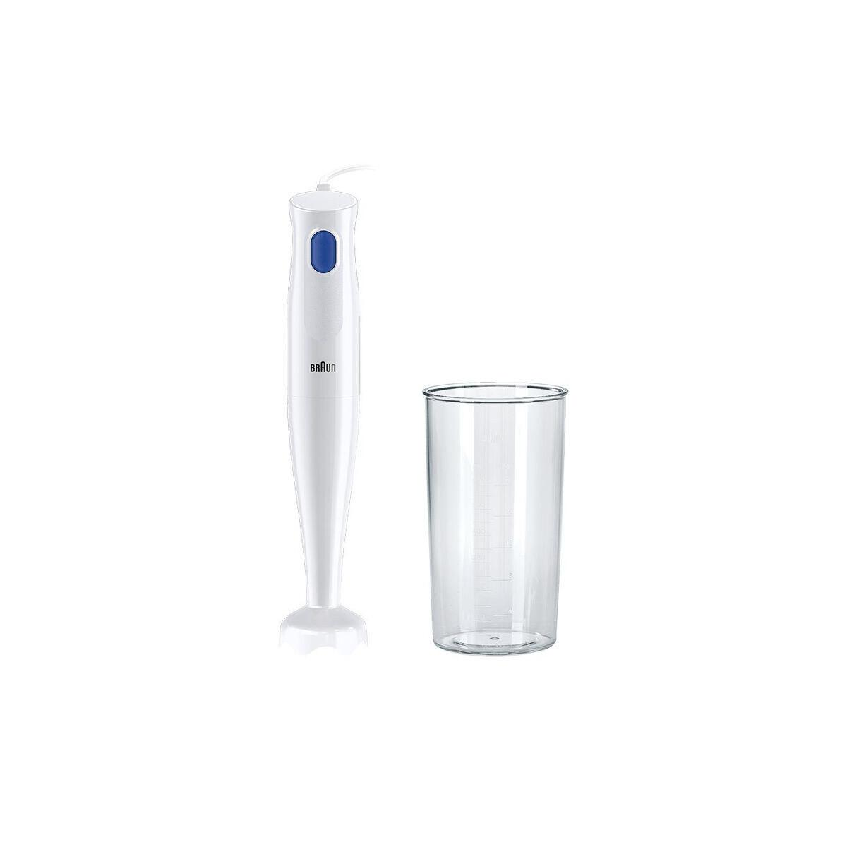 Ein weißer Handmixer und ein transparenter Messbecher stehen auf weißem Hintergrund.