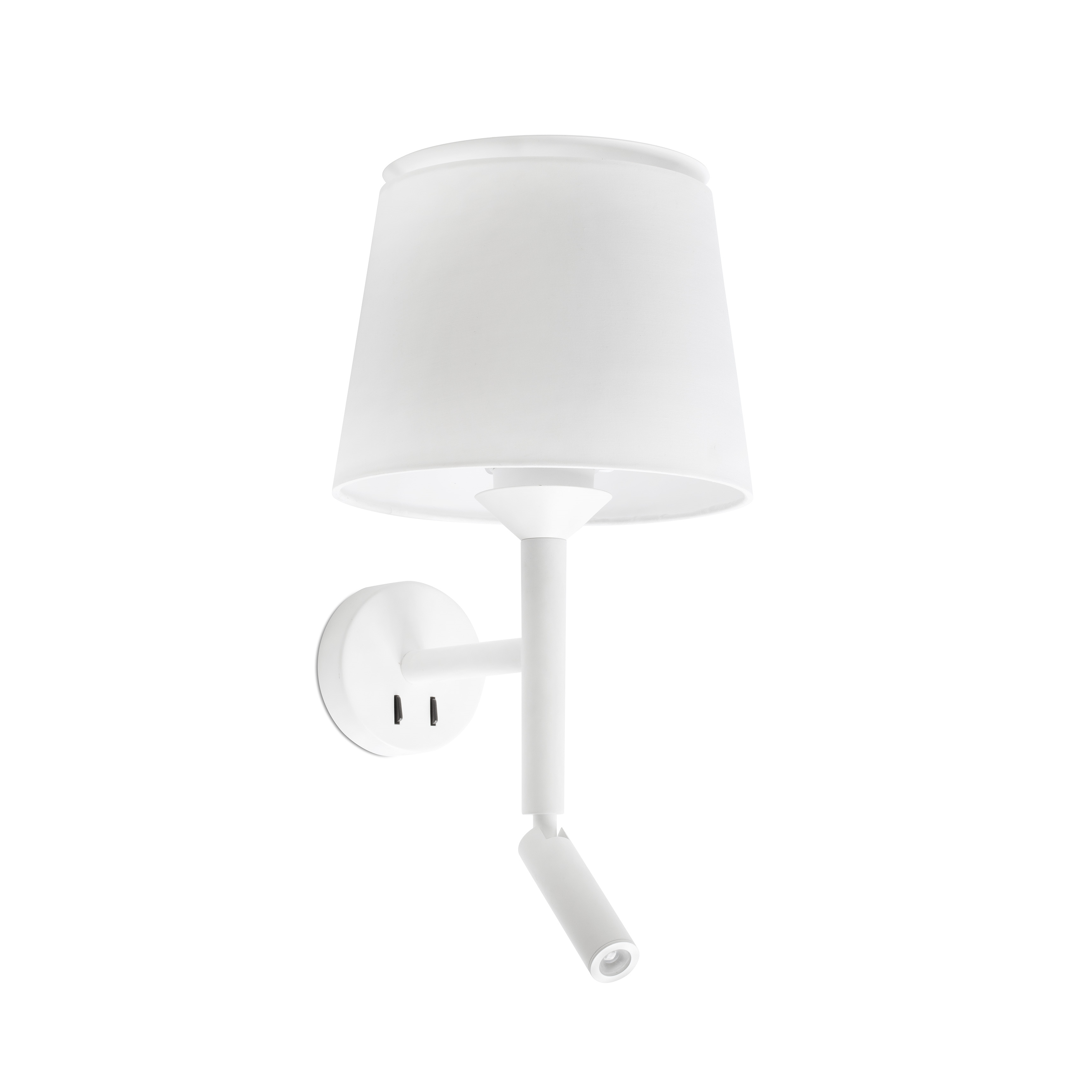 Una lampada da parete bianca con paralume bianco e una piccola luce da lettura, sfondo bianco.