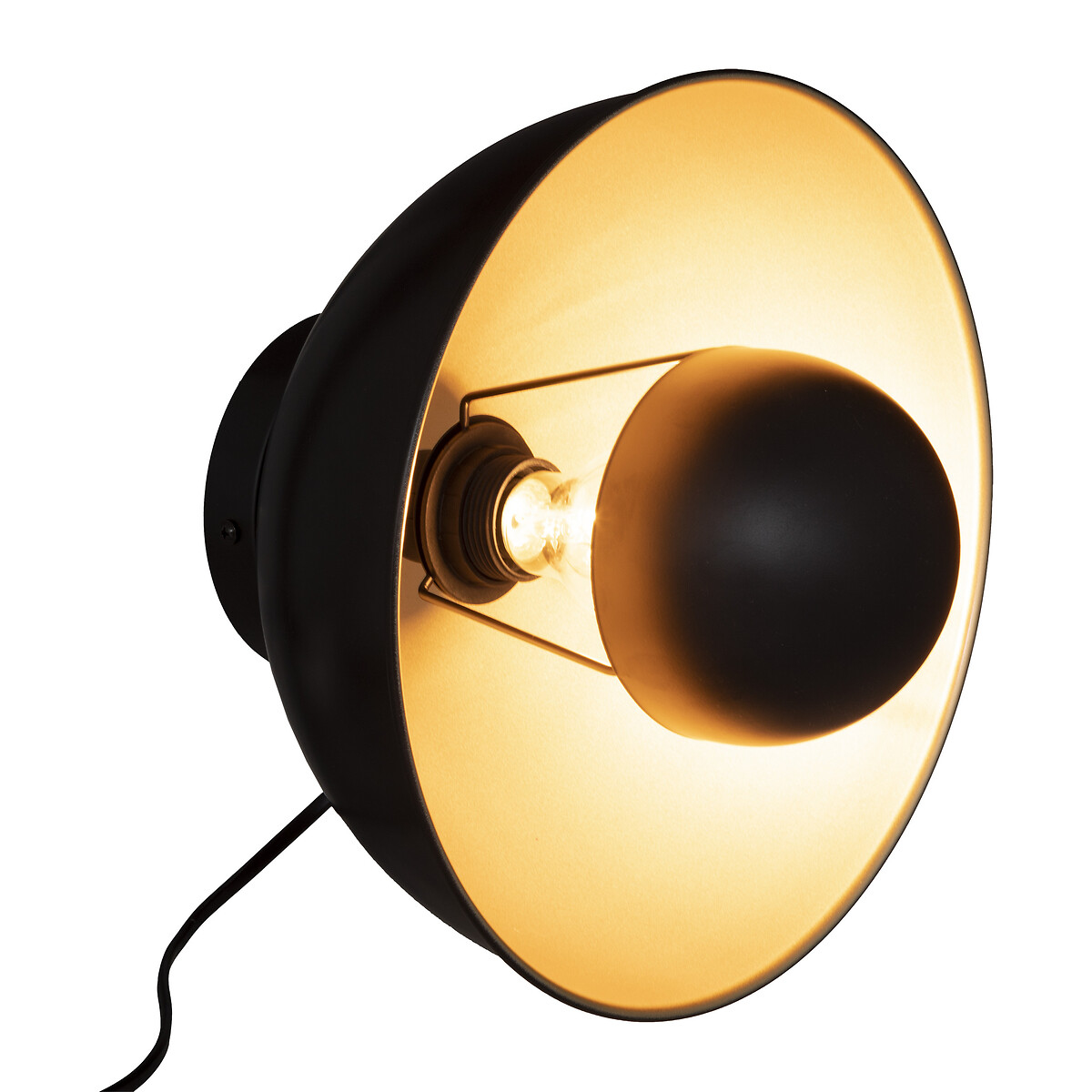 Lámpara de pared negra y dorada. La lámpara tiene una pantalla hemisférica con exterior negro e interior dorado.