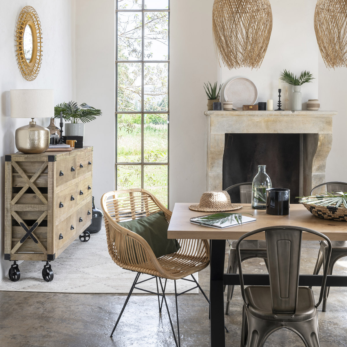 Interior con un armario de madera, una mesa de comedor y dos lámparas colgantes. Una ventana.