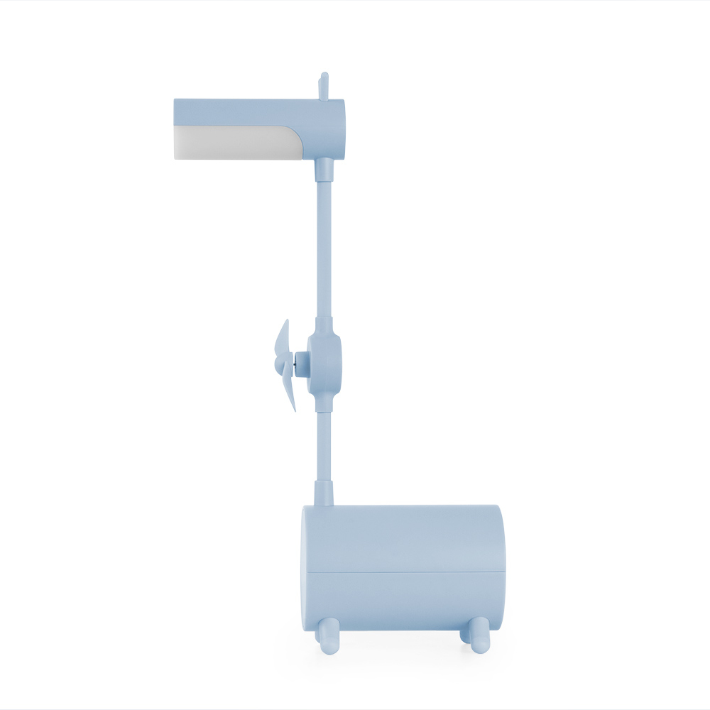 Eine hellblaue Schreibtischlampe mit einem Ventilator. Die Lampe hat einen rechteckigen Kopf und einen zylindrischen Fuß.