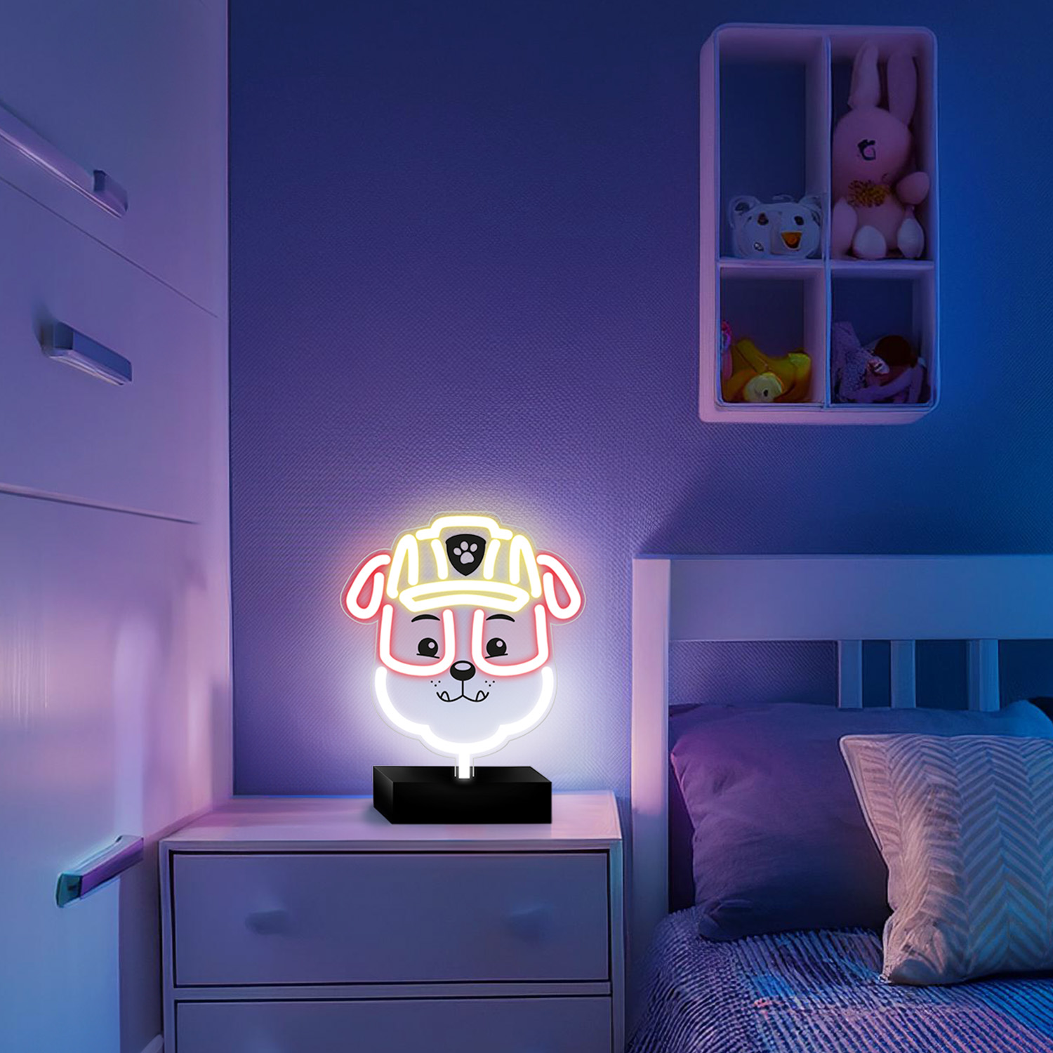 Neonowa lampa w kształcie psa na szafce nocnej obok łóżka. Niebieska i fioletowa sypialnia.