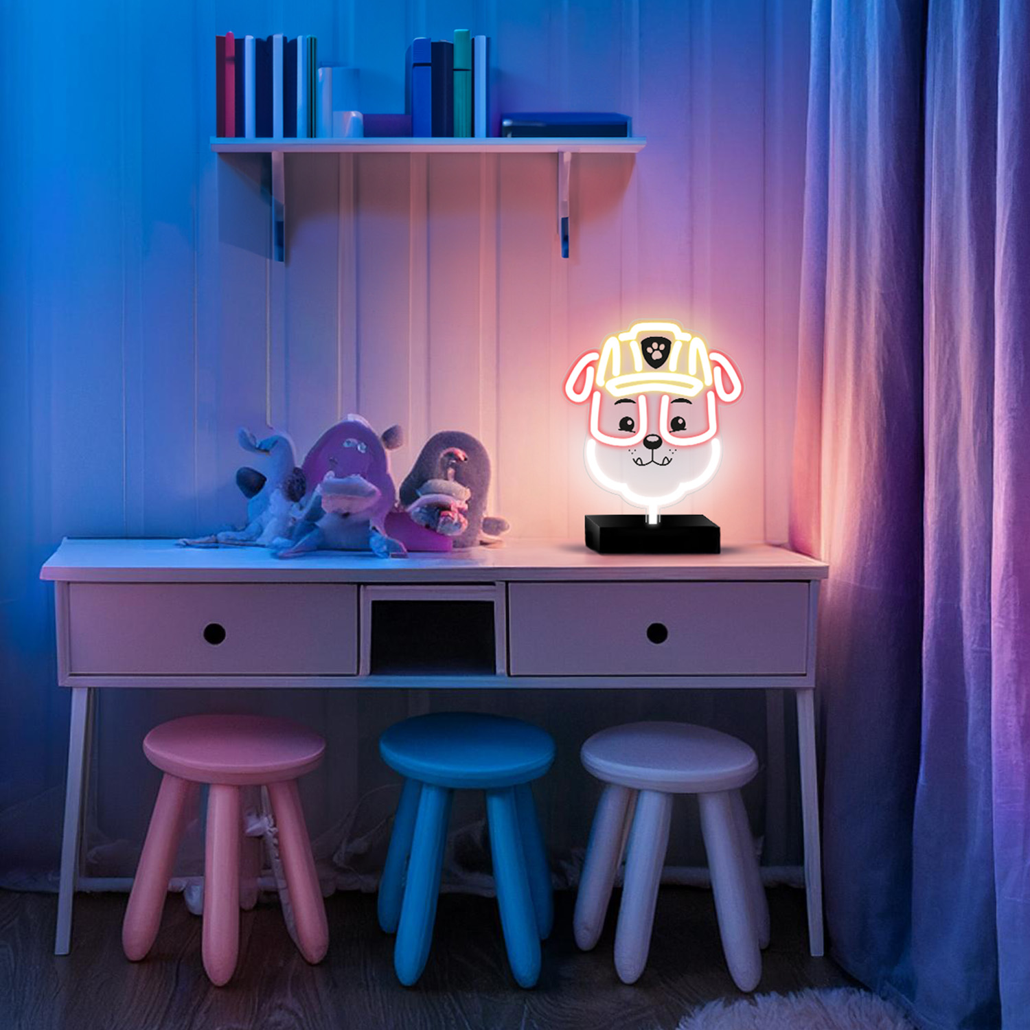 Neonowa lampa w kształcie psa na biurku z zabawkami i stołkami. Fioletowe i niebieskie ściany oraz zasłona.