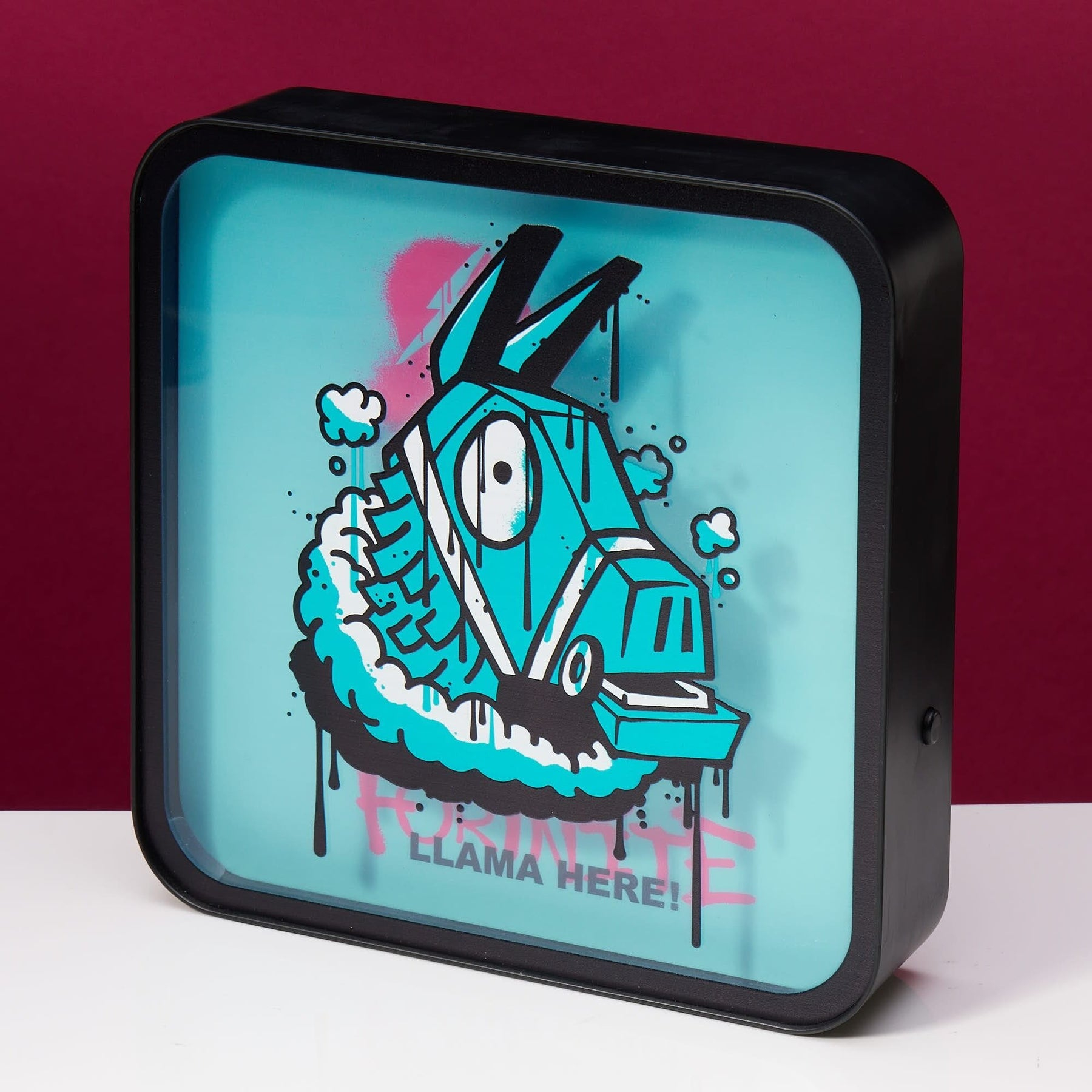 Eine quadratische Leuchtbox mit Llama-Grafik und dem Text 'Llama Here!'
