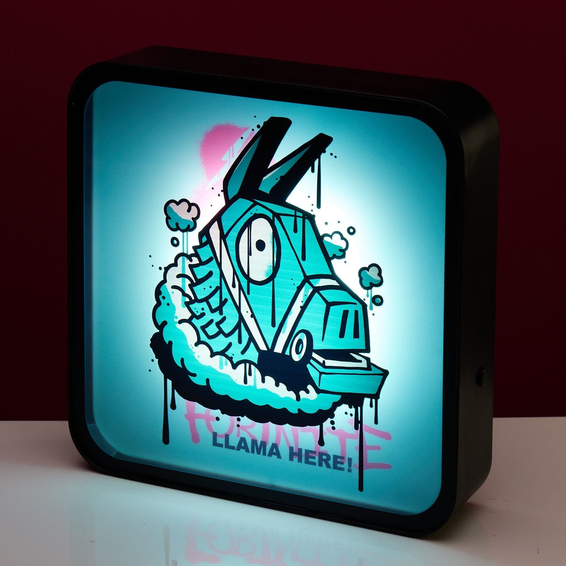 Quadratisches Schild mit einer Cartoon-Lama mit Fortnite-Text. Schwarzer Rahmen, türkisfarbener Hintergrund.