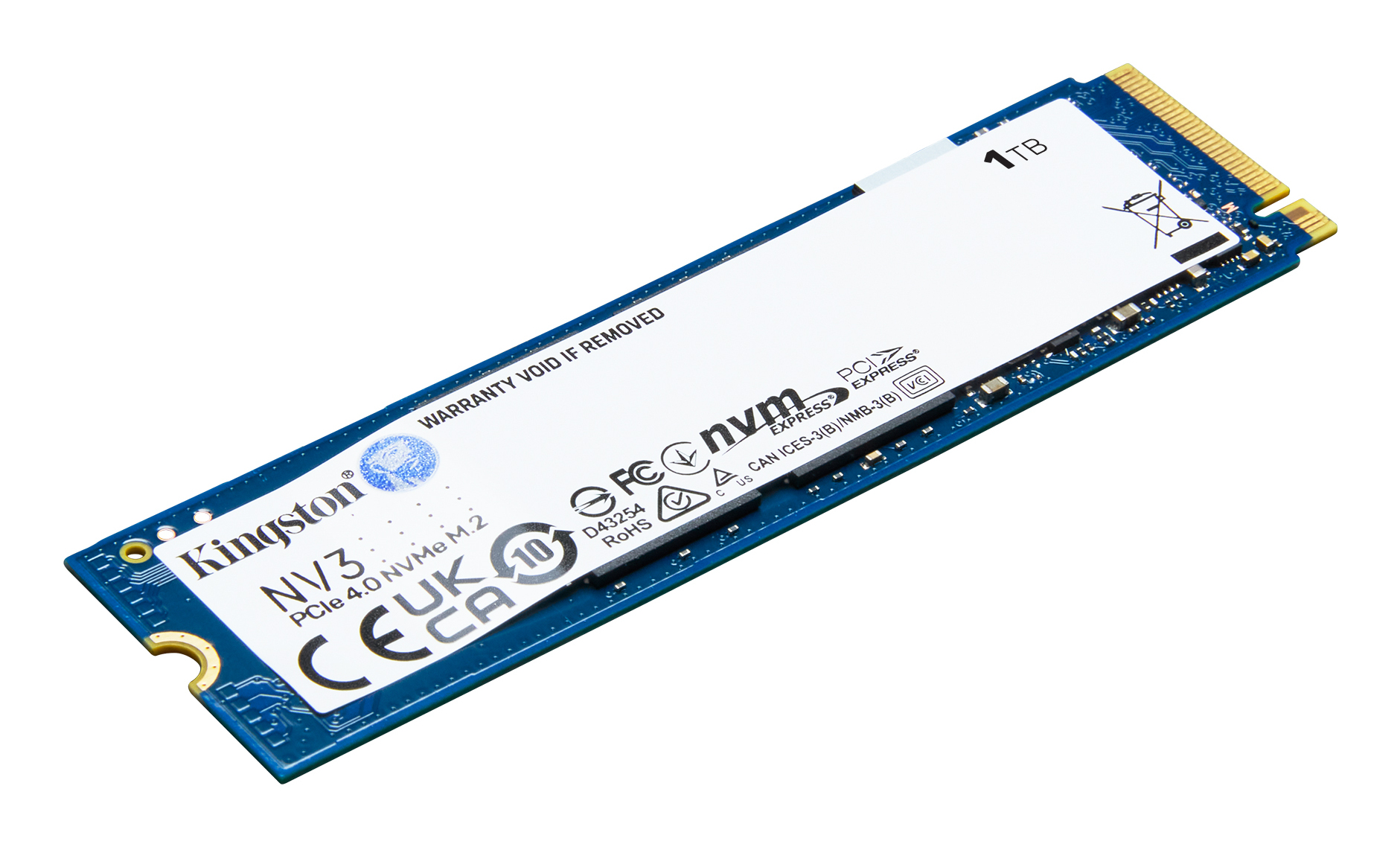 SSD Kingston NV3 blu, etichetta bianca con testo. Sfondo bianco.