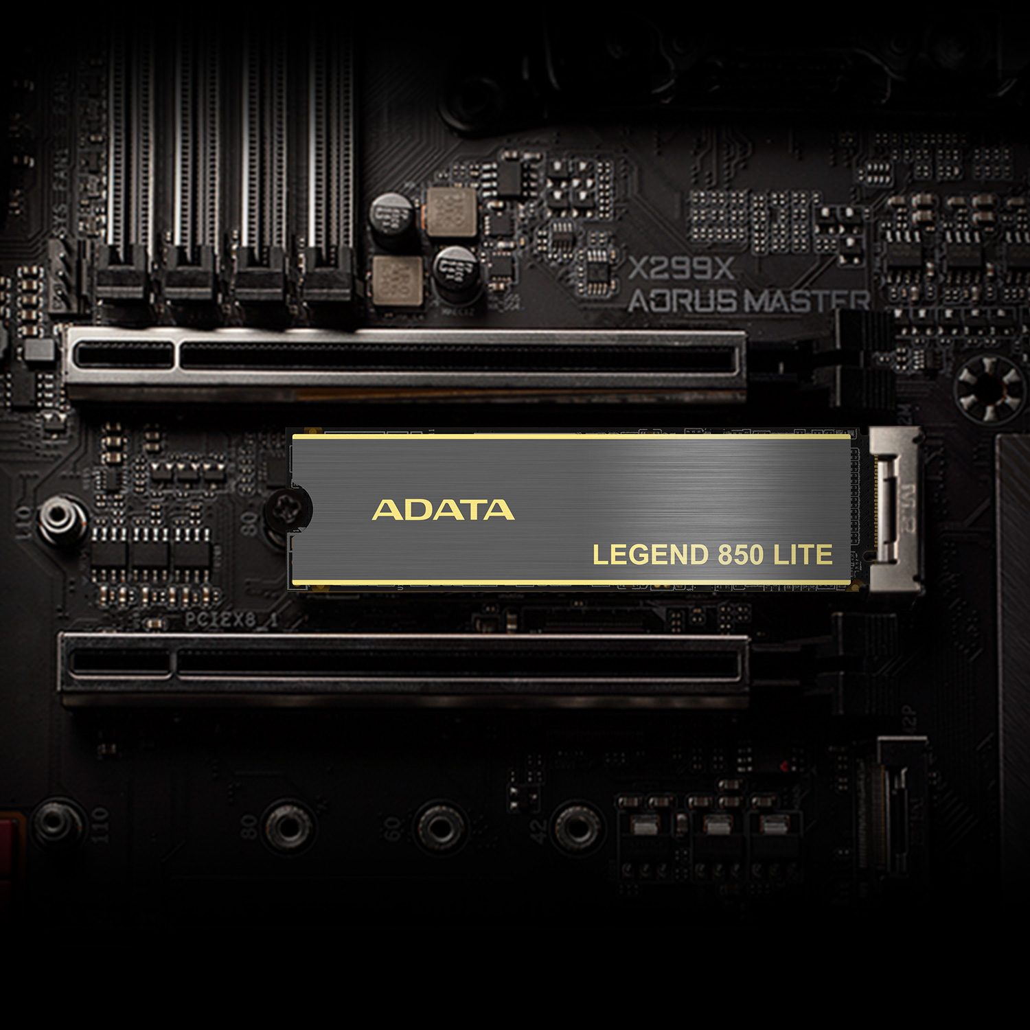 Bir bilgisayarda ADATA Legend 850 Lite SSD. Siyah ve altın tasarım.