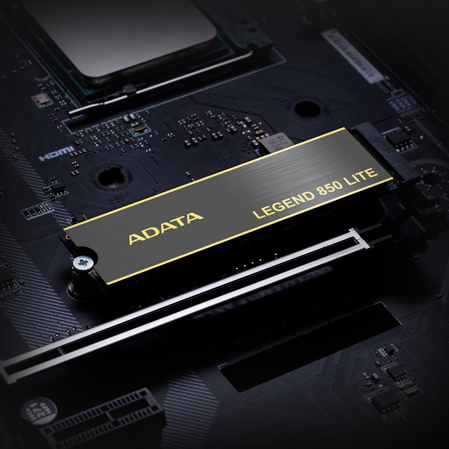 ADATA LEGEND 850 LITE SSD bir anakarta takılı. Altın metin ve siyah SSD.