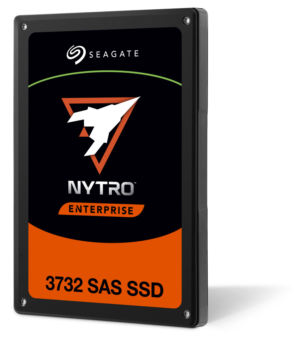 SSD Seagate nero e arancione con testo bianco e un logo. Ha uno sfondo bianco.