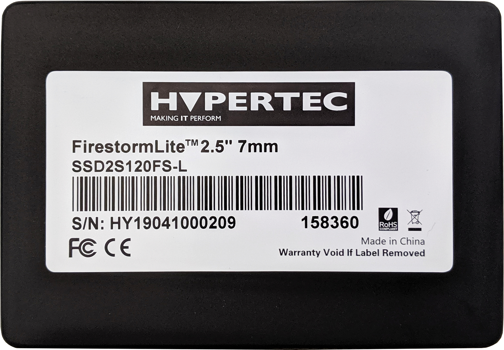 SSD nero con etichetta bianca. L'etichetta dice 'HYPERTEC'. Sfondo nero.