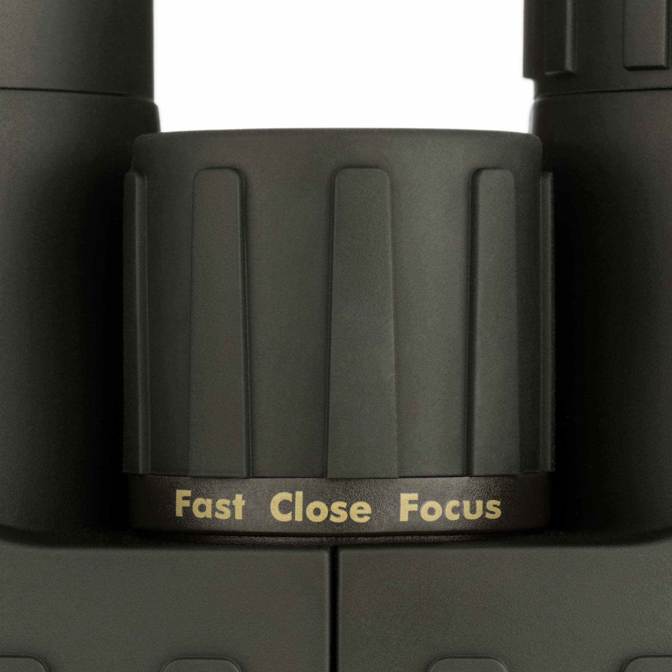 Nahaufnahme eines schwarzen Einstellknopfs an einem Fernglas. Darauf steht 'Fast Close Focus' in Gold.