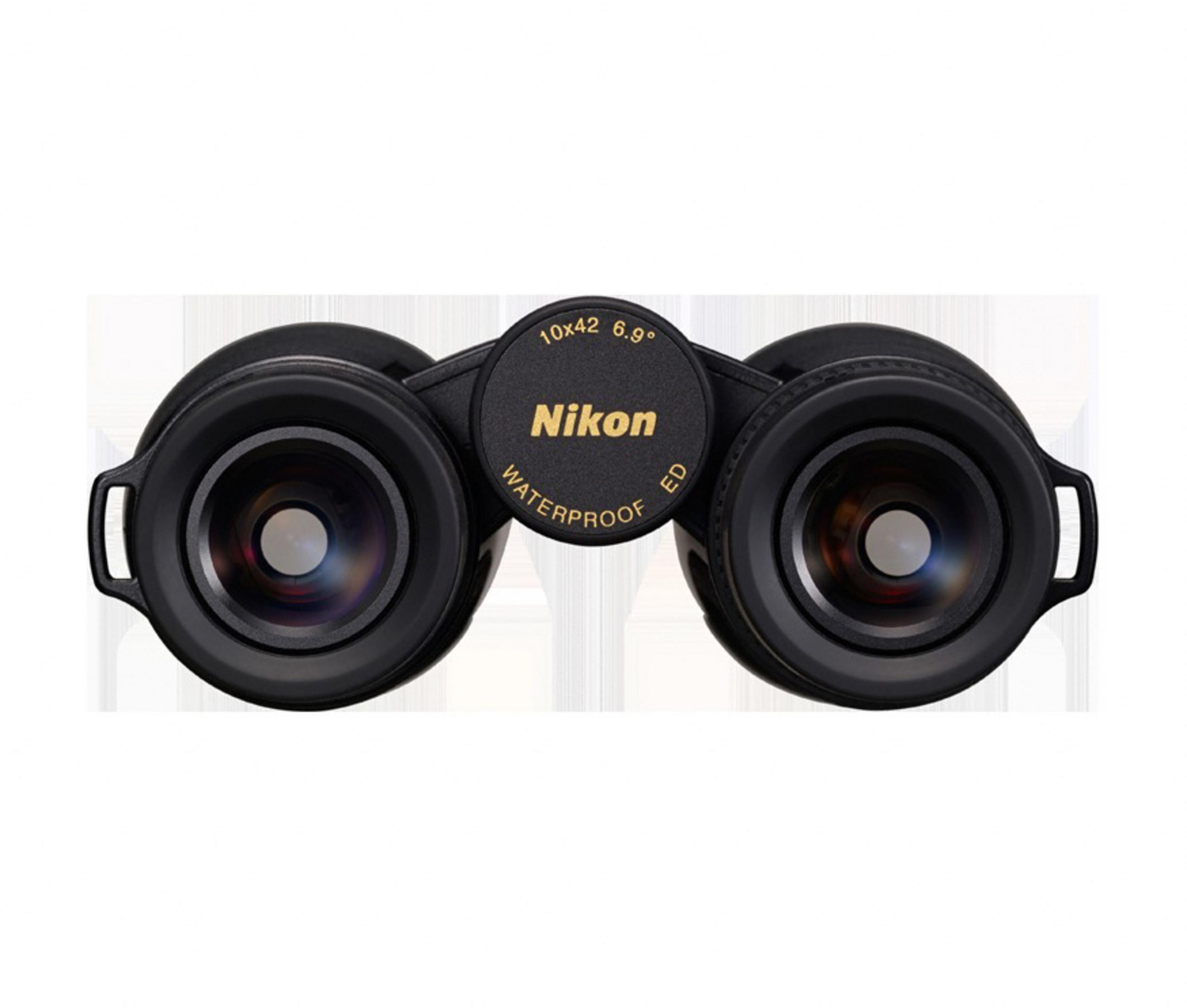 Prismáticos negros con la marca Nikon. Las lentes son visibles. Fondo blanco.