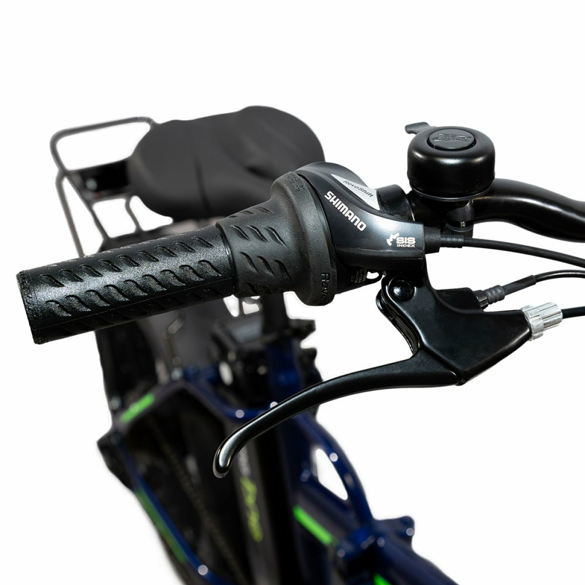 Primo piano del manubrio della bicicletta con cambio Shimano e campanello nero.