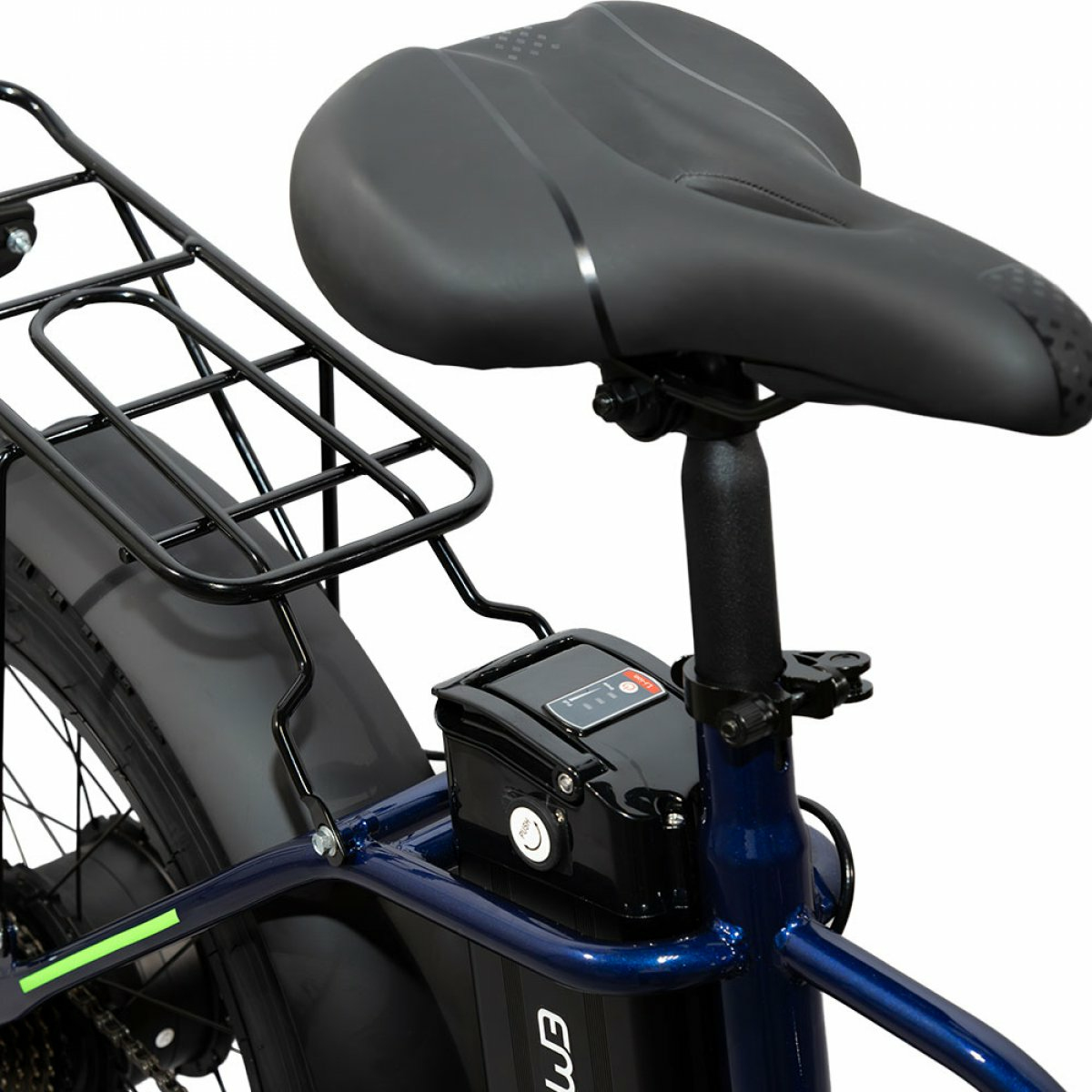Vista posteriore di una e-bike blu. Sono visibili la sella, la batteria e un portapacchi nero.