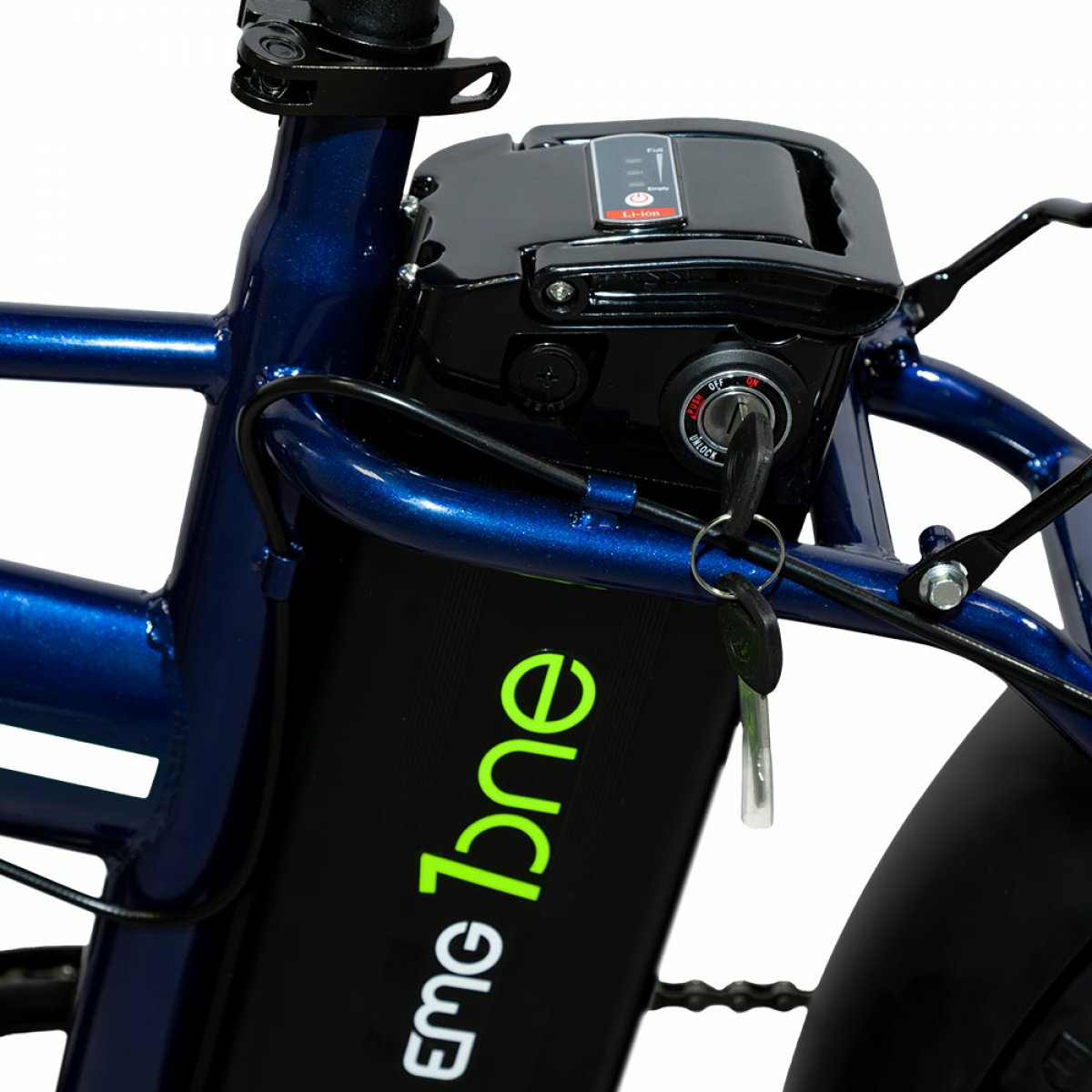 Primo piano del vano batteria e chiave di una e-bike blu. Il marchio è EMG.
