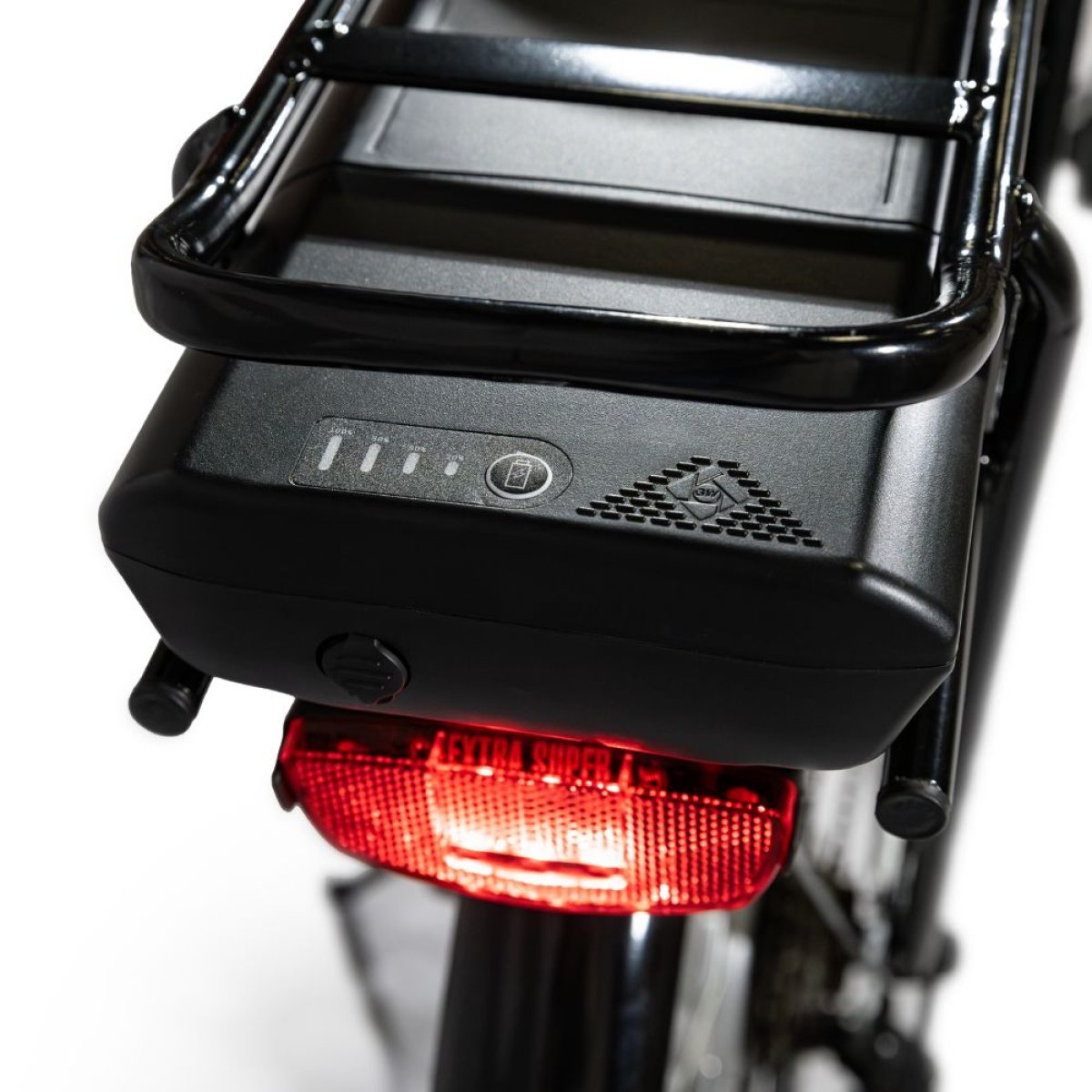 Pacco batteria e-bike nero su portapacchi, luce posteriore rossa. Sfondo bianco.