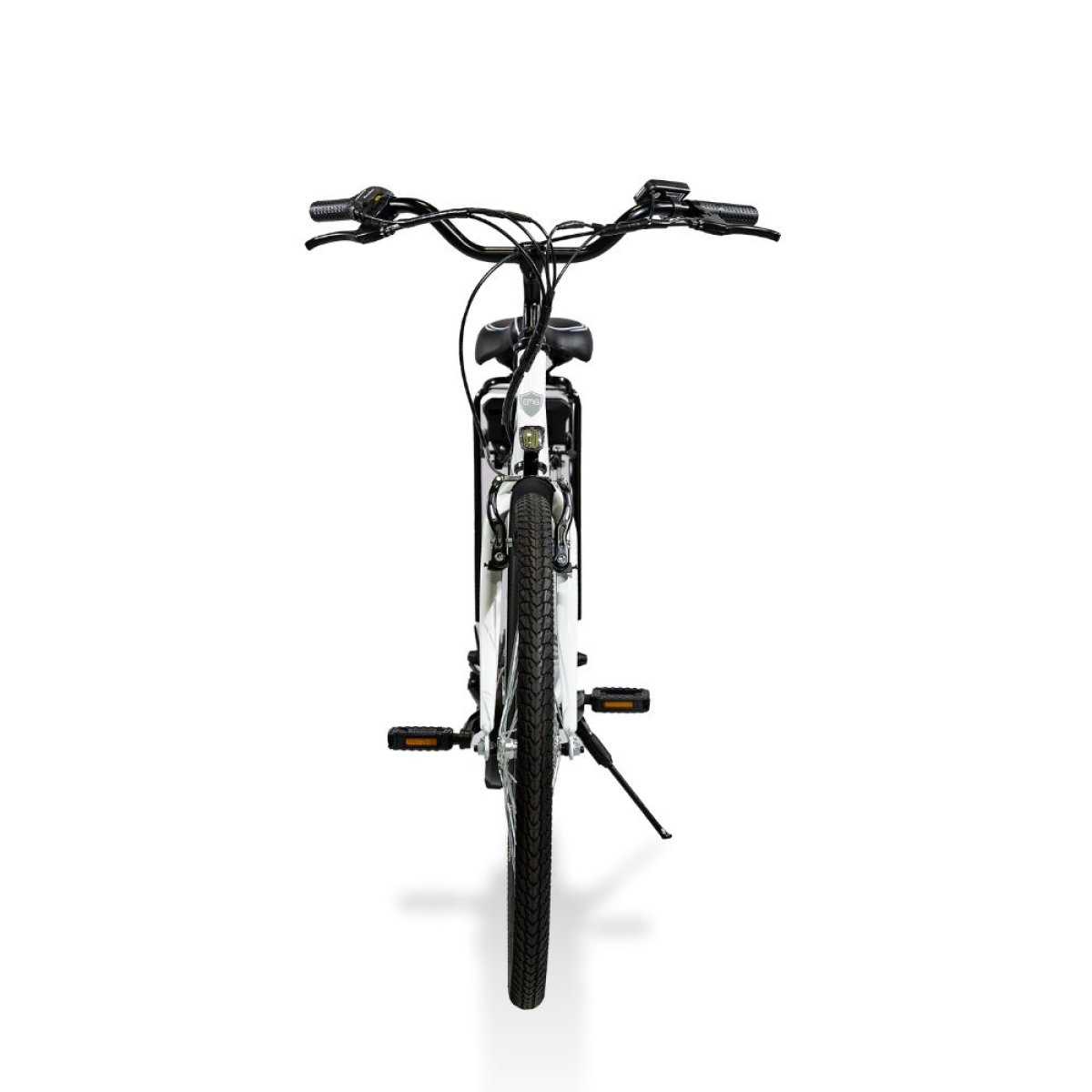 Una bici elettrica, vista frontale. Ha un telaio bianco, pneumatici neri e un cavalletto.
