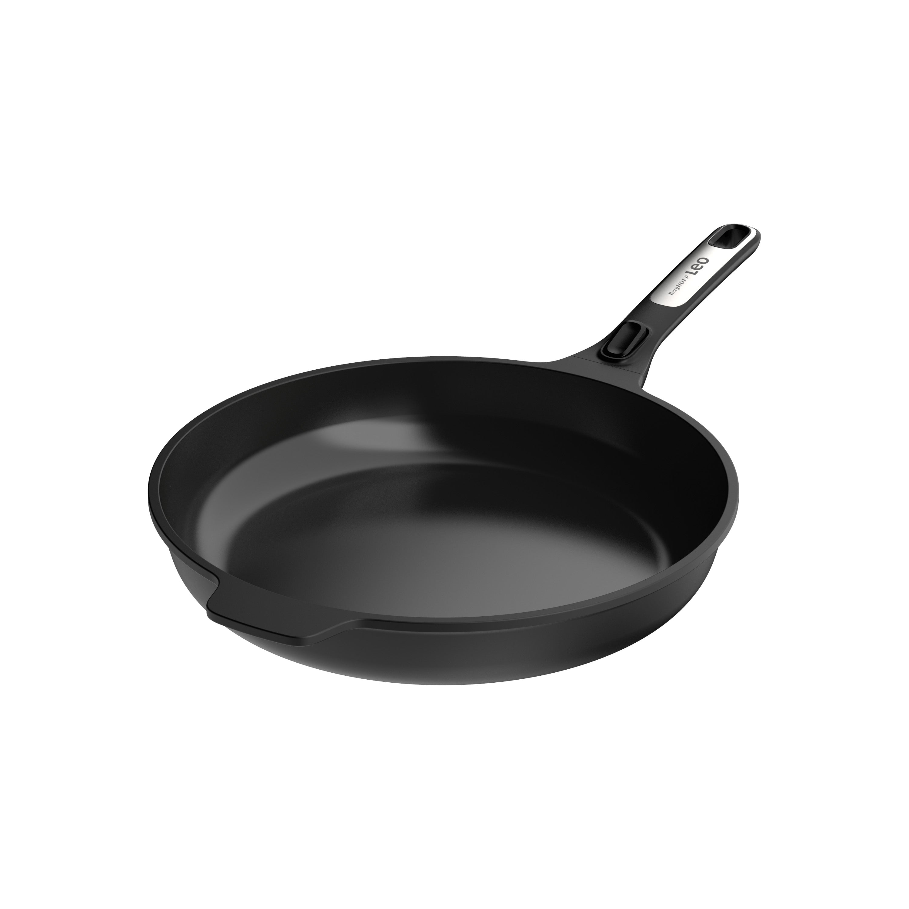 Zwarte koekenpan met een handvat, met het woord "Leo" erop gedrukt, geïsoleerd op wit.