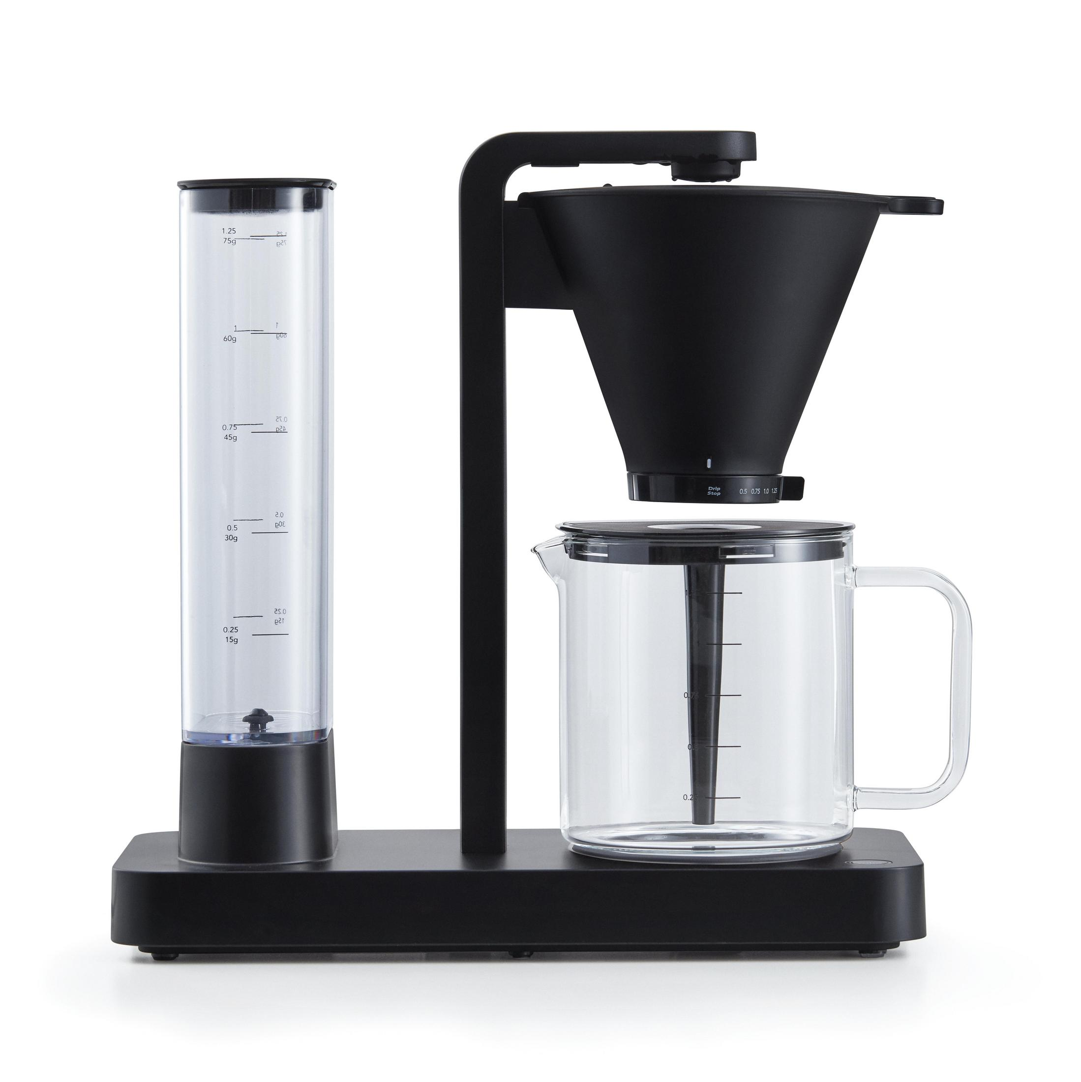 Macchina da caffè nera con serbatoio dell'acqua, filtro a cono e caraffa in vetro su base nera.
