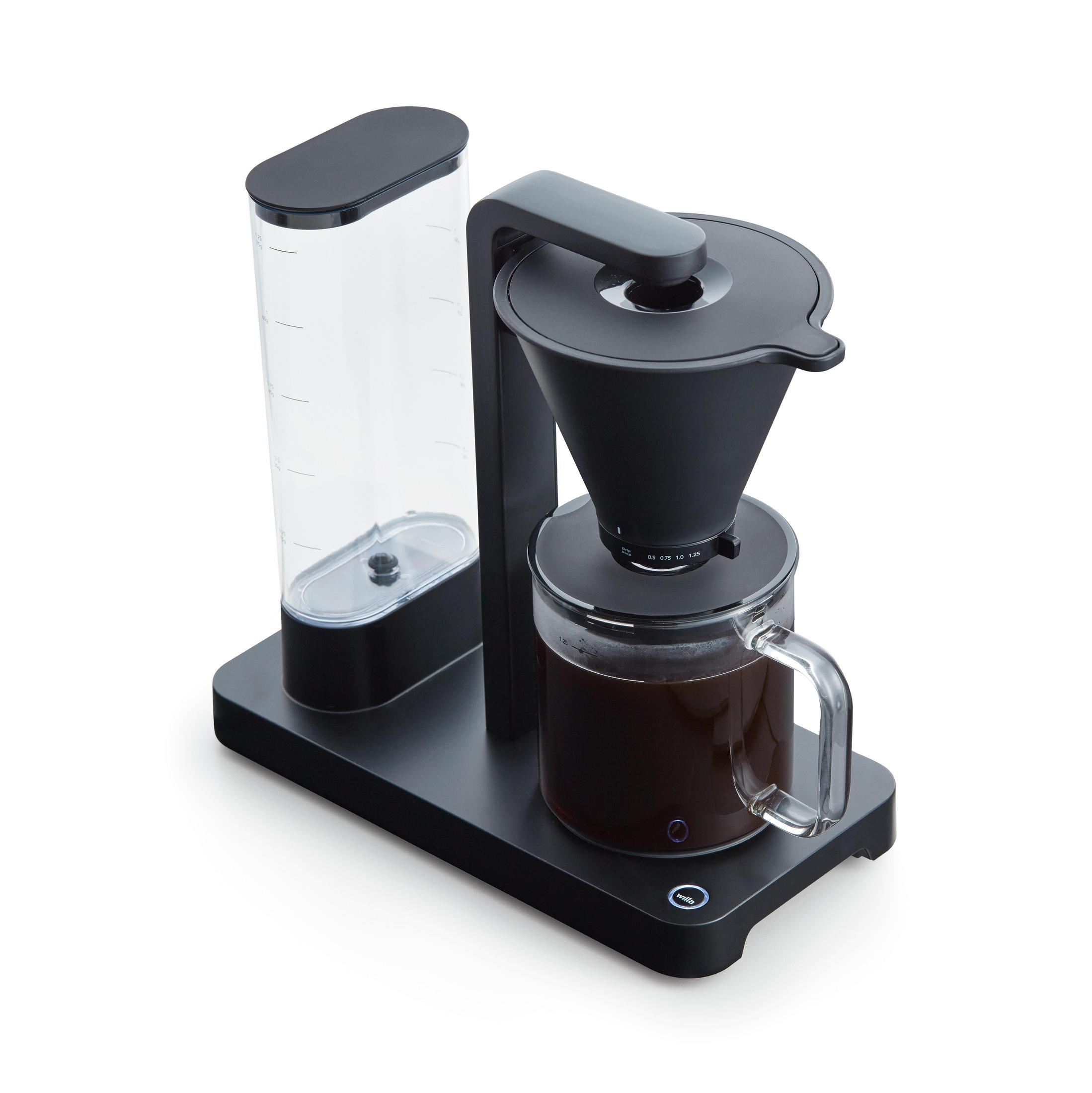Macchina da caffè nera con serbatoio dell'acqua, filtro e caraffa in vetro piena di caffè.